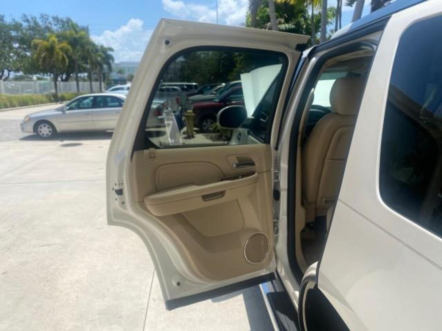 2013 White Diamond Tricoat /Cashmere w/Cocoa Accents Cadillac Escalade Luxury 1 OWNER LOW MILES 68,274 (1GYS3BEF3DR) with an 6.2L Vortec 1000 V8 SFI E85 Engine engine, Automatic transmission, located at 4701 North Dixie Hwy, Pompano Beach, FL, 33064, (954) 422-2889, 26.240938, -80.123474 - OUR WEBPAGE FLORIDACARS1.COM HAS OVER 100 PHOTOS AND FREE CARFAX LINK 2013 CADILLAC ESCALADE LUXURY $ 69,785 NEW 1 G Y S 3 B E F 3 D R 1 6 0 5 8 6 4 DOOR WAGON/SPORT UTILITY 6.2L V8 F OHV 16V FLEX FUEL REAR WHEEL DRIVE Top Features 20 Inch Plus Wheels Parking Sensors A/C Seat(s) Power Hatch/Deck Lid - Photo#13