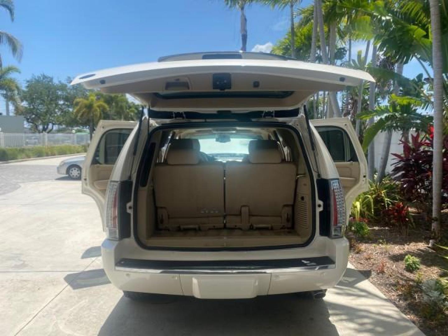 2013 White Diamond Tricoat /Cashmere w/Cocoa Accents Cadillac Escalade Luxury 1 OWNER LOW MILES 68,274 (1GYS3BEF3DR) with an 6.2L Vortec 1000 V8 SFI E85 Engine engine, Automatic transmission, located at 4701 North Dixie Hwy, Pompano Beach, FL, 33064, (954) 422-2889, 26.240938, -80.123474 - OUR WEBPAGE FLORIDACARS1.COM HAS OVER 100 PHOTOS AND FREE CARFAX LINK 2013 CADILLAC ESCALADE LUXURY $ 69,785 NEW 1 G Y S 3 B E F 3 D R 1 6 0 5 8 6 4 DOOR WAGON/SPORT UTILITY 6.2L V8 F OHV 16V FLEX FUEL REAR WHEEL DRIVE Top Features 20 Inch Plus Wheels Parking Sensors A/C Seat(s) Power Hatch/Deck Lid - Photo#15
