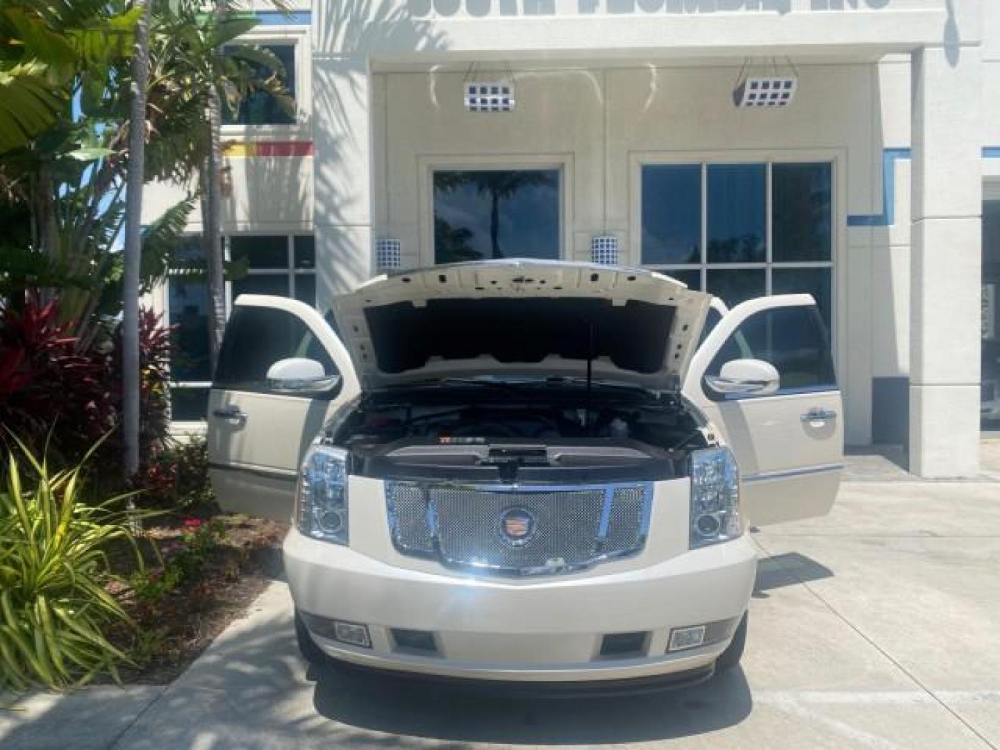 2013 White Diamond Tricoat /Cashmere w/Cocoa Accents Cadillac Escalade Luxury 1 OWNER LOW MILES 68,274 (1GYS3BEF3DR) with an 6.2L Vortec 1000 V8 SFI E85 Engine engine, Automatic transmission, located at 4701 North Dixie Hwy, Pompano Beach, FL, 33064, (954) 422-2889, 26.240938, -80.123474 - OUR WEBPAGE FLORIDACARS1.COM HAS OVER 100 PHOTOS AND FREE CARFAX LINK 2013 CADILLAC ESCALADE LUXURY $ 69,785 NEW 1 G Y S 3 B E F 3 D R 1 6 0 5 8 6 4 DOOR WAGON/SPORT UTILITY 6.2L V8 F OHV 16V FLEX FUEL REAR WHEEL DRIVE Top Features 20 Inch Plus Wheels Parking Sensors A/C Seat(s) Power Hatch/Deck Lid - Photo#16