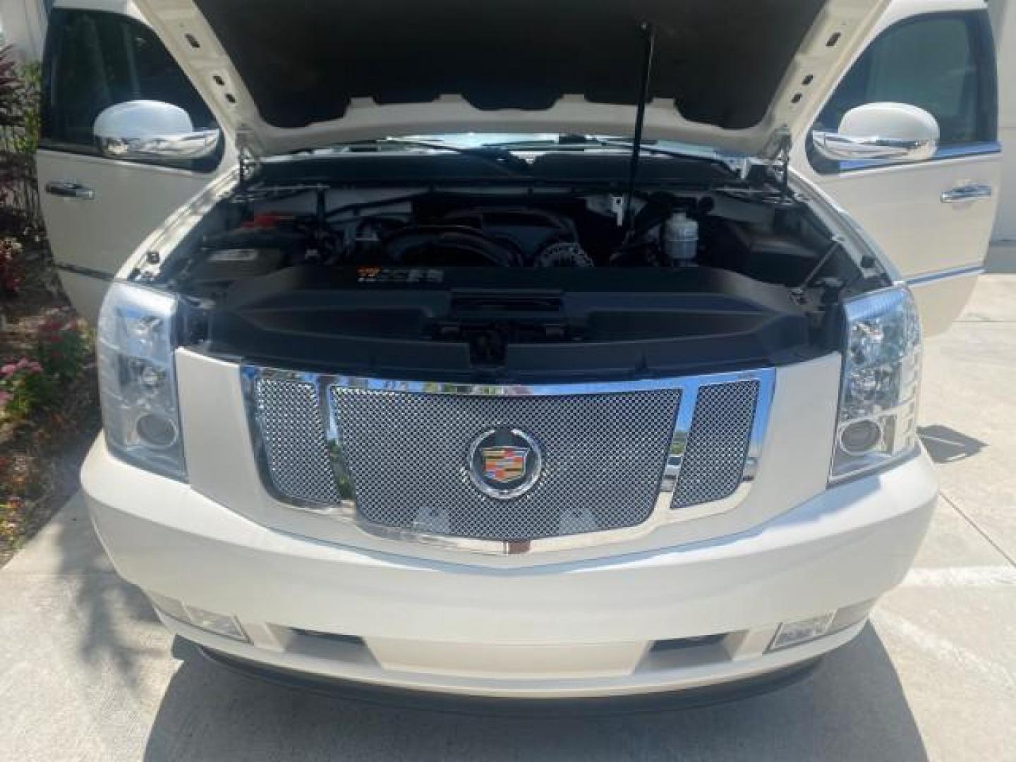 2013 White Diamond Tricoat /Cashmere w/Cocoa Accents Cadillac Escalade Luxury 1 OWNER LOW MILES 68,274 (1GYS3BEF3DR) with an 6.2L Vortec 1000 V8 SFI E85 Engine engine, Automatic transmission, located at 4701 North Dixie Hwy, Pompano Beach, FL, 33064, (954) 422-2889, 26.240938, -80.123474 - OUR WEBPAGE FLORIDACARS1.COM HAS OVER 100 PHOTOS AND FREE CARFAX LINK 2013 CADILLAC ESCALADE LUXURY $ 69,785 NEW 1 G Y S 3 B E F 3 D R 1 6 0 5 8 6 4 DOOR WAGON/SPORT UTILITY 6.2L V8 F OHV 16V FLEX FUEL REAR WHEEL DRIVE Top Features 20 Inch Plus Wheels Parking Sensors A/C Seat(s) Power Hatch/Deck Lid - Photo#17