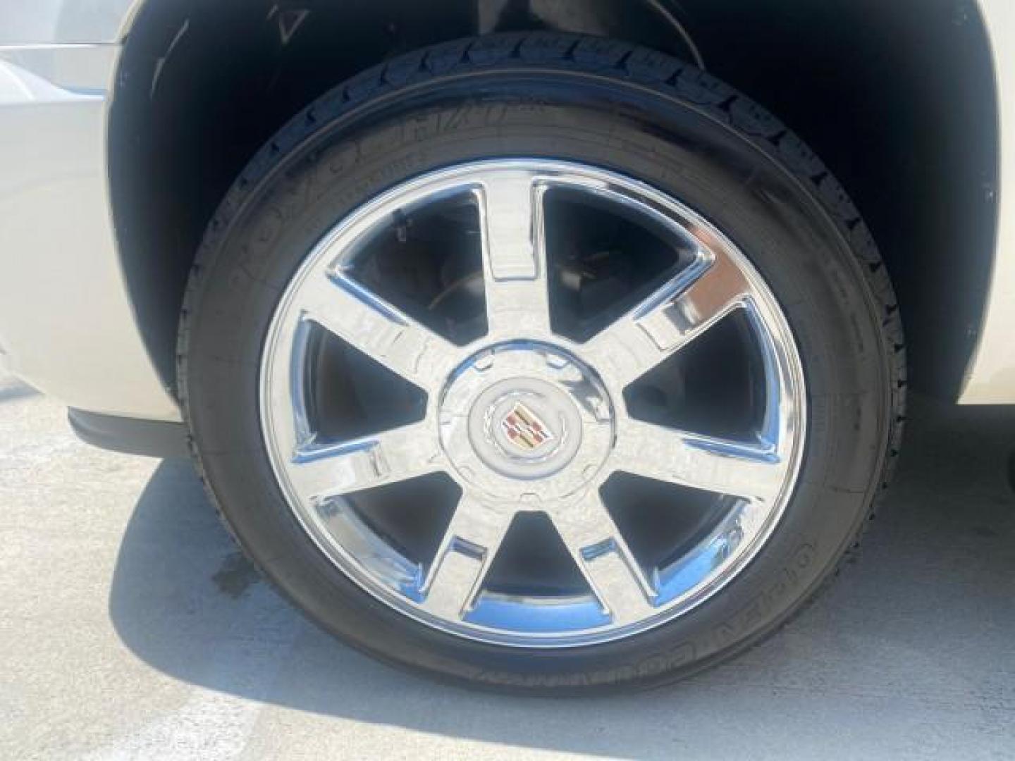2013 White Diamond Tricoat /Cashmere w/Cocoa Accents Cadillac Escalade Luxury 1 OWNER LOW MILES 68,274 (1GYS3BEF3DR) with an 6.2L Vortec 1000 V8 SFI E85 Engine engine, Automatic transmission, located at 4701 North Dixie Hwy, Pompano Beach, FL, 33064, (954) 422-2889, 26.240938, -80.123474 - OUR WEBPAGE FLORIDACARS1.COM HAS OVER 100 PHOTOS AND FREE CARFAX LINK 2013 CADILLAC ESCALADE LUXURY $ 69,785 NEW 1 G Y S 3 B E F 3 D R 1 6 0 5 8 6 4 DOOR WAGON/SPORT UTILITY 6.2L V8 F OHV 16V FLEX FUEL REAR WHEEL DRIVE Top Features 20 Inch Plus Wheels Parking Sensors A/C Seat(s) Power Hatch/Deck Lid - Photo#19