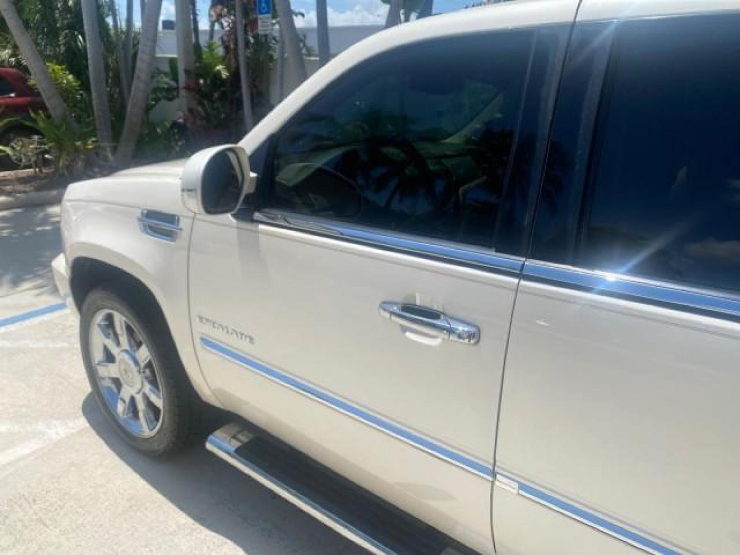 2013 White Diamond Tricoat /Cashmere w/Cocoa Accents Cadillac Escalade Luxury 1 OWNER LOW MILES 68,274 (1GYS3BEF3DR) with an 6.2L Vortec 1000 V8 SFI E85 Engine engine, Automatic transmission, located at 4701 North Dixie Hwy, Pompano Beach, FL, 33064, (954) 422-2889, 26.240938, -80.123474 - OUR WEBPAGE FLORIDACARS1.COM HAS OVER 100 PHOTOS AND FREE CARFAX LINK 2013 CADILLAC ESCALADE LUXURY $ 69,785 NEW 1 G Y S 3 B E F 3 D R 1 6 0 5 8 6 4 DOOR WAGON/SPORT UTILITY 6.2L V8 F OHV 16V FLEX FUEL REAR WHEEL DRIVE Top Features 20 Inch Plus Wheels Parking Sensors A/C Seat(s) Power Hatch/Deck Lid - Photo#26