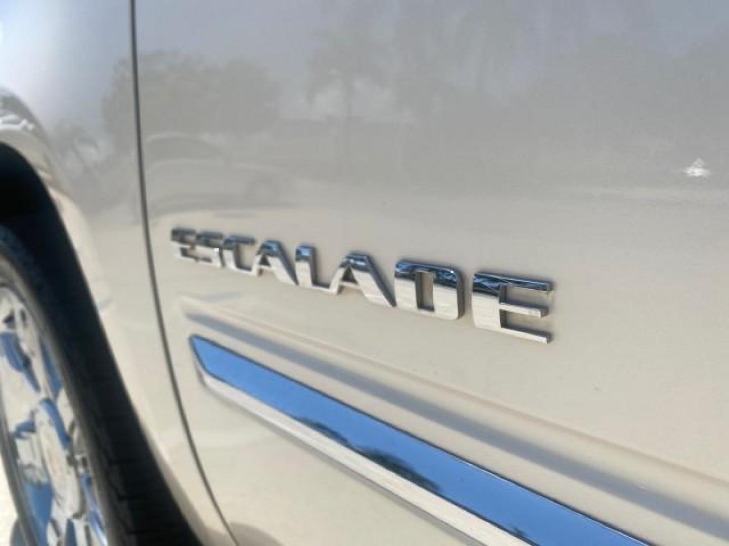 2013 White Diamond Tricoat /Cashmere w/Cocoa Accents Cadillac Escalade Luxury 1 OWNER LOW MILES 68,274 (1GYS3BEF3DR) with an 6.2L Vortec 1000 V8 SFI E85 Engine engine, Automatic transmission, located at 4701 North Dixie Hwy, Pompano Beach, FL, 33064, (954) 422-2889, 26.240938, -80.123474 - OUR WEBPAGE FLORIDACARS1.COM HAS OVER 100 PHOTOS AND FREE CARFAX LINK 2013 CADILLAC ESCALADE LUXURY $ 69,785 NEW 1 G Y S 3 B E F 3 D R 1 6 0 5 8 6 4 DOOR WAGON/SPORT UTILITY 6.2L V8 F OHV 16V FLEX FUEL REAR WHEEL DRIVE Top Features 20 Inch Plus Wheels Parking Sensors A/C Seat(s) Power Hatch/Deck Lid - Photo#28