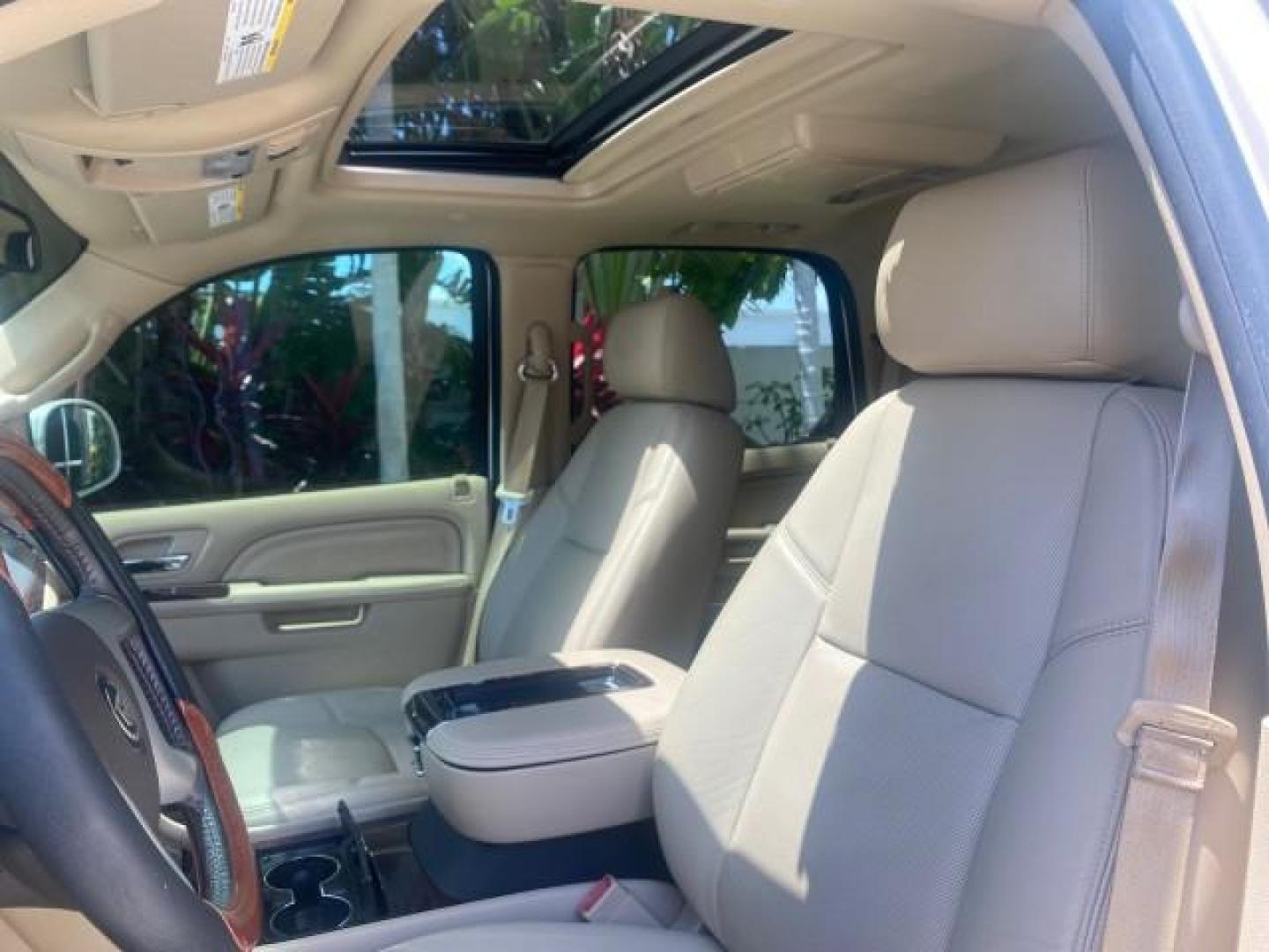 2013 White Diamond Tricoat /Cashmere w/Cocoa Accents Cadillac Escalade Luxury 1 OWNER LOW MILES 68,274 (1GYS3BEF3DR) with an 6.2L Vortec 1000 V8 SFI E85 Engine engine, Automatic transmission, located at 4701 North Dixie Hwy, Pompano Beach, FL, 33064, (954) 422-2889, 26.240938, -80.123474 - OUR WEBPAGE FLORIDACARS1.COM HAS OVER 100 PHOTOS AND FREE CARFAX LINK 2013 CADILLAC ESCALADE LUXURY $ 69,785 NEW 1 G Y S 3 B E F 3 D R 1 6 0 5 8 6 4 DOOR WAGON/SPORT UTILITY 6.2L V8 F OHV 16V FLEX FUEL REAR WHEEL DRIVE Top Features 20 Inch Plus Wheels Parking Sensors A/C Seat(s) Power Hatch/Deck Lid - Photo#31