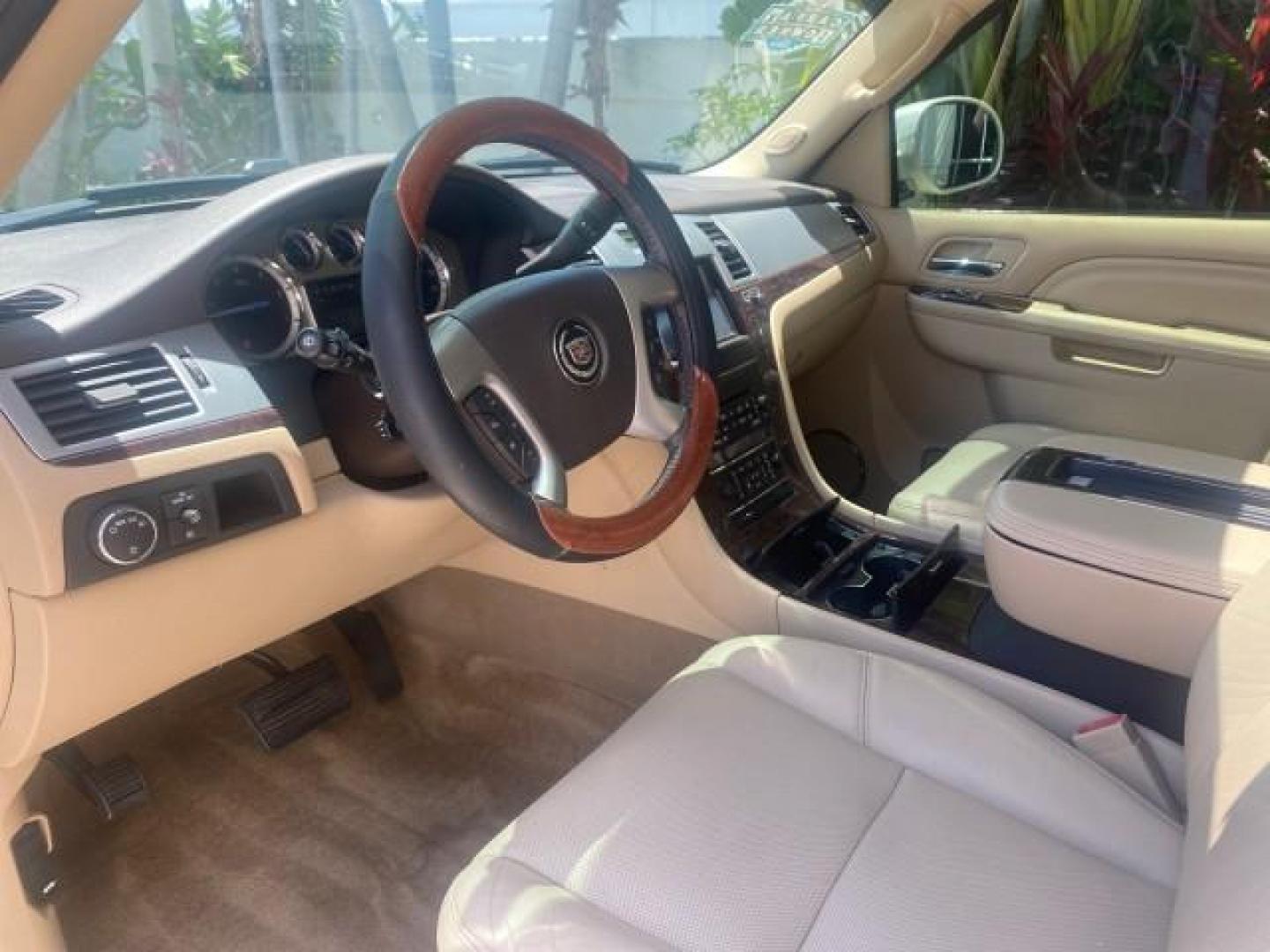 2013 White Diamond Tricoat /Cashmere w/Cocoa Accents Cadillac Escalade Luxury 1 OWNER LOW MILES 68,274 (1GYS3BEF3DR) with an 6.2L Vortec 1000 V8 SFI E85 Engine engine, Automatic transmission, located at 4701 North Dixie Hwy, Pompano Beach, FL, 33064, (954) 422-2889, 26.240938, -80.123474 - OUR WEBPAGE FLORIDACARS1.COM HAS OVER 100 PHOTOS AND FREE CARFAX LINK 2013 CADILLAC ESCALADE LUXURY $ 69,785 NEW 1 G Y S 3 B E F 3 D R 1 6 0 5 8 6 4 DOOR WAGON/SPORT UTILITY 6.2L V8 F OHV 16V FLEX FUEL REAR WHEEL DRIVE Top Features 20 Inch Plus Wheels Parking Sensors A/C Seat(s) Power Hatch/Deck Lid - Photo#34