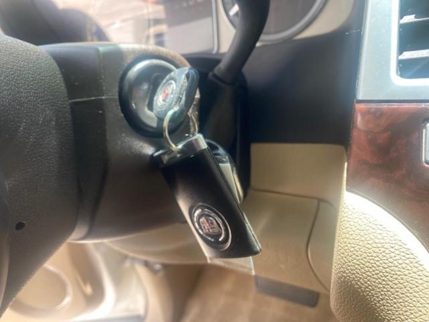 2013 White Diamond Tricoat /Cashmere w/Cocoa Accents Cadillac Escalade Luxury 1 OWNER LOW MILES 68,274 (1GYS3BEF3DR) with an 6.2L Vortec 1000 V8 SFI E85 Engine engine, Automatic transmission, located at 4701 North Dixie Hwy, Pompano Beach, FL, 33064, (954) 422-2889, 26.240938, -80.123474 - OUR WEBPAGE FLORIDACARS1.COM HAS OVER 100 PHOTOS AND FREE CARFAX LINK 2013 CADILLAC ESCALADE LUXURY $ 69,785 NEW 1 G Y S 3 B E F 3 D R 1 6 0 5 8 6 4 DOOR WAGON/SPORT UTILITY 6.2L V8 F OHV 16V FLEX FUEL REAR WHEEL DRIVE Top Features 20 Inch Plus Wheels Parking Sensors A/C Seat(s) Power Hatch/Deck Lid - Photo#43