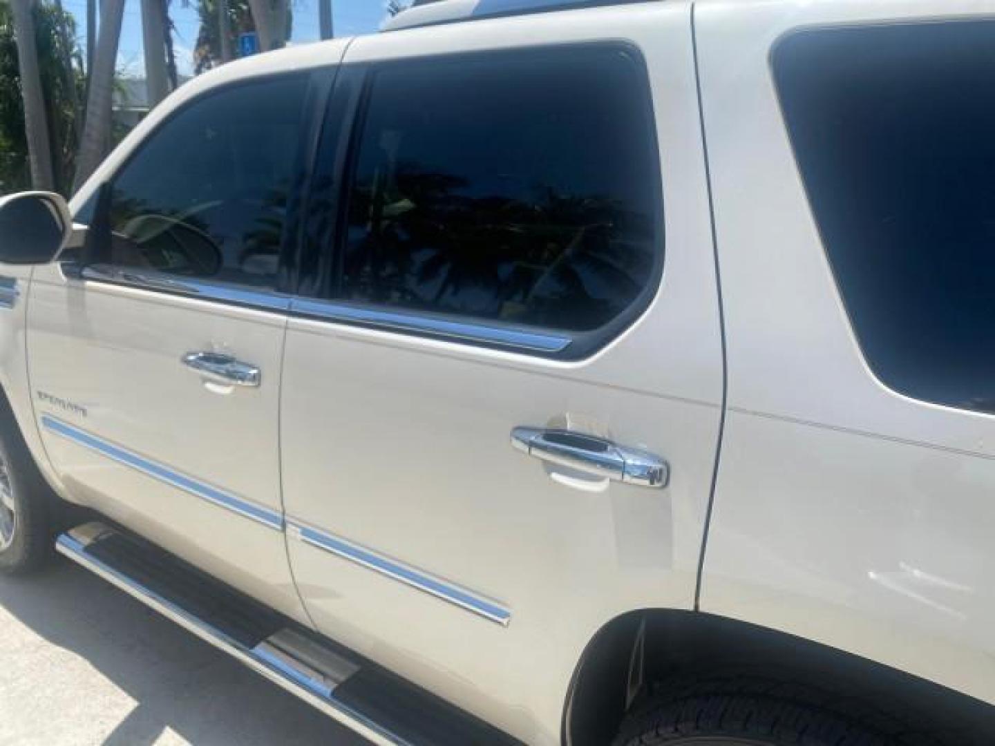 2013 White Diamond Tricoat /Cashmere w/Cocoa Accents Cadillac Escalade Luxury 1 OWNER LOW MILES 68,274 (1GYS3BEF3DR) with an 6.2L Vortec 1000 V8 SFI E85 Engine engine, Automatic transmission, located at 4701 North Dixie Hwy, Pompano Beach, FL, 33064, (954) 422-2889, 26.240938, -80.123474 - OUR WEBPAGE FLORIDACARS1.COM HAS OVER 100 PHOTOS AND FREE CARFAX LINK 2013 CADILLAC ESCALADE LUXURY $ 69,785 NEW 1 G Y S 3 B E F 3 D R 1 6 0 5 8 6 4 DOOR WAGON/SPORT UTILITY 6.2L V8 F OHV 16V FLEX FUEL REAR WHEEL DRIVE Top Features 20 Inch Plus Wheels Parking Sensors A/C Seat(s) Power Hatch/Deck Lid - Photo#57