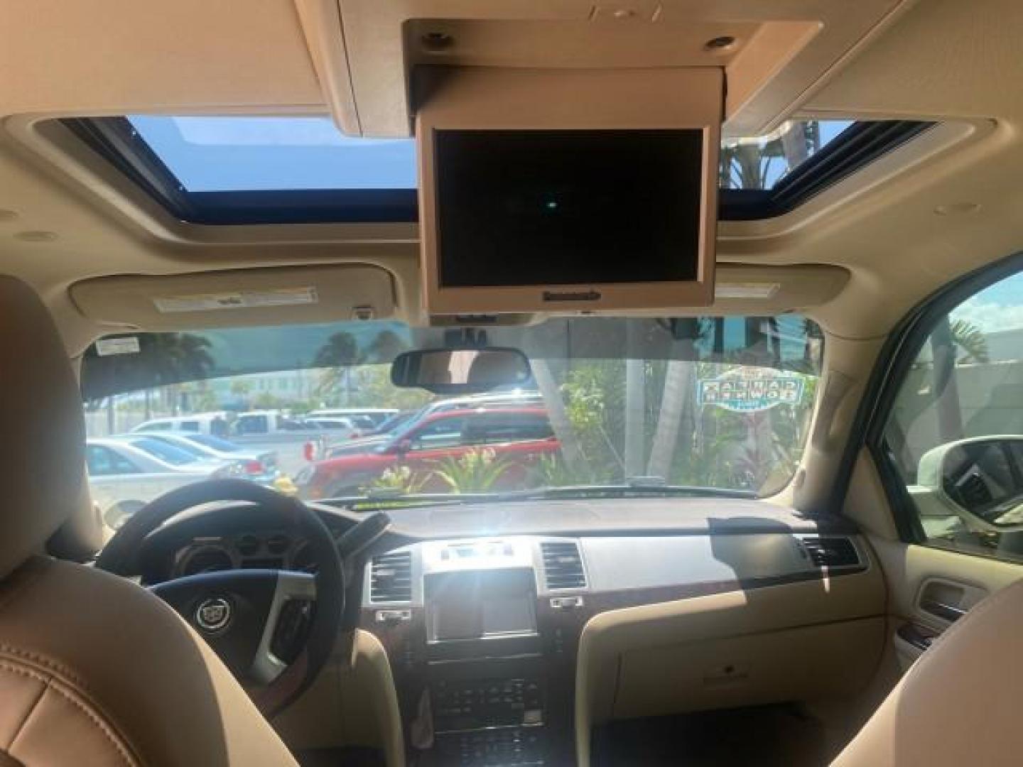 2013 White Diamond Tricoat /Cashmere w/Cocoa Accents Cadillac Escalade Luxury 1 OWNER LOW MILES 68,274 (1GYS3BEF3DR) with an 6.2L Vortec 1000 V8 SFI E85 Engine engine, Automatic transmission, located at 4701 North Dixie Hwy, Pompano Beach, FL, 33064, (954) 422-2889, 26.240938, -80.123474 - OUR WEBPAGE FLORIDACARS1.COM HAS OVER 100 PHOTOS AND FREE CARFAX LINK 2013 CADILLAC ESCALADE LUXURY $ 69,785 NEW 1 G Y S 3 B E F 3 D R 1 6 0 5 8 6 4 DOOR WAGON/SPORT UTILITY 6.2L V8 F OHV 16V FLEX FUEL REAR WHEEL DRIVE Top Features 20 Inch Plus Wheels Parking Sensors A/C Seat(s) Power Hatch/Deck Lid - Photo#65