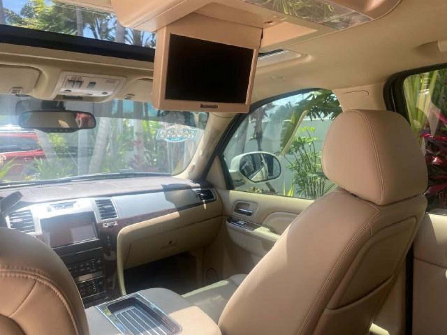 2013 White Diamond Tricoat /Cashmere w/Cocoa Accents Cadillac Escalade Luxury 1 OWNER LOW MILES 68,274 (1GYS3BEF3DR) with an 6.2L Vortec 1000 V8 SFI E85 Engine engine, Automatic transmission, located at 4701 North Dixie Hwy, Pompano Beach, FL, 33064, (954) 422-2889, 26.240938, -80.123474 - OUR WEBPAGE FLORIDACARS1.COM HAS OVER 100 PHOTOS AND FREE CARFAX LINK 2013 CADILLAC ESCALADE LUXURY $ 69,785 NEW 1 G Y S 3 B E F 3 D R 1 6 0 5 8 6 4 DOOR WAGON/SPORT UTILITY 6.2L V8 F OHV 16V FLEX FUEL REAR WHEEL DRIVE Top Features 20 Inch Plus Wheels Parking Sensors A/C Seat(s) Power Hatch/Deck Lid - Photo#66