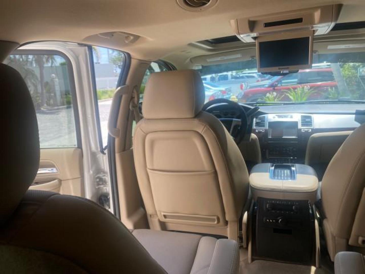 2013 White Diamond Tricoat /Cashmere w/Cocoa Accents Cadillac Escalade Luxury 1 OWNER LOW MILES 68,274 (1GYS3BEF3DR) with an 6.2L Vortec 1000 V8 SFI E85 Engine engine, Automatic transmission, located at 4701 North Dixie Hwy, Pompano Beach, FL, 33064, (954) 422-2889, 26.240938, -80.123474 - OUR WEBPAGE FLORIDACARS1.COM HAS OVER 100 PHOTOS AND FREE CARFAX LINK 2013 CADILLAC ESCALADE LUXURY $ 69,785 NEW 1 G Y S 3 B E F 3 D R 1 6 0 5 8 6 4 DOOR WAGON/SPORT UTILITY 6.2L V8 F OHV 16V FLEX FUEL REAR WHEEL DRIVE Top Features 20 Inch Plus Wheels Parking Sensors A/C Seat(s) Power Hatch/Deck Lid - Photo#73
