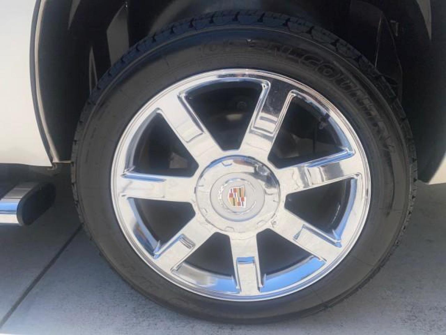 2013 White Diamond Tricoat /Cashmere w/Cocoa Accents Cadillac Escalade Luxury 1 OWNER LOW MILES 68,274 (1GYS3BEF3DR) with an 6.2L Vortec 1000 V8 SFI E85 Engine engine, Automatic transmission, located at 4701 North Dixie Hwy, Pompano Beach, FL, 33064, (954) 422-2889, 26.240938, -80.123474 - OUR WEBPAGE FLORIDACARS1.COM HAS OVER 100 PHOTOS AND FREE CARFAX LINK 2013 CADILLAC ESCALADE LUXURY $ 69,785 NEW 1 G Y S 3 B E F 3 D R 1 6 0 5 8 6 4 DOOR WAGON/SPORT UTILITY 6.2L V8 F OHV 16V FLEX FUEL REAR WHEEL DRIVE Top Features 20 Inch Plus Wheels Parking Sensors A/C Seat(s) Power Hatch/Deck Lid - Photo#74