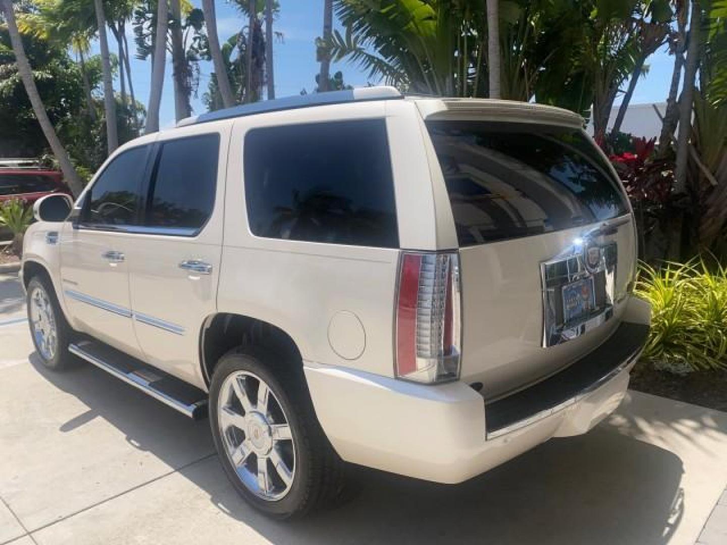 2013 White Diamond Tricoat /Cashmere w/Cocoa Accents Cadillac Escalade Luxury 1 OWNER LOW MILES 68,274 (1GYS3BEF3DR) with an 6.2L Vortec 1000 V8 SFI E85 Engine engine, Automatic transmission, located at 4701 North Dixie Hwy, Pompano Beach, FL, 33064, (954) 422-2889, 26.240938, -80.123474 - OUR WEBPAGE FLORIDACARS1.COM HAS OVER 100 PHOTOS AND FREE CARFAX LINK 2013 CADILLAC ESCALADE LUXURY $ 69,785 NEW 1 G Y S 3 B E F 3 D R 1 6 0 5 8 6 4 DOOR WAGON/SPORT UTILITY 6.2L V8 F OHV 16V FLEX FUEL REAR WHEEL DRIVE Top Features 20 Inch Plus Wheels Parking Sensors A/C Seat(s) Power Hatch/Deck Lid - Photo#77