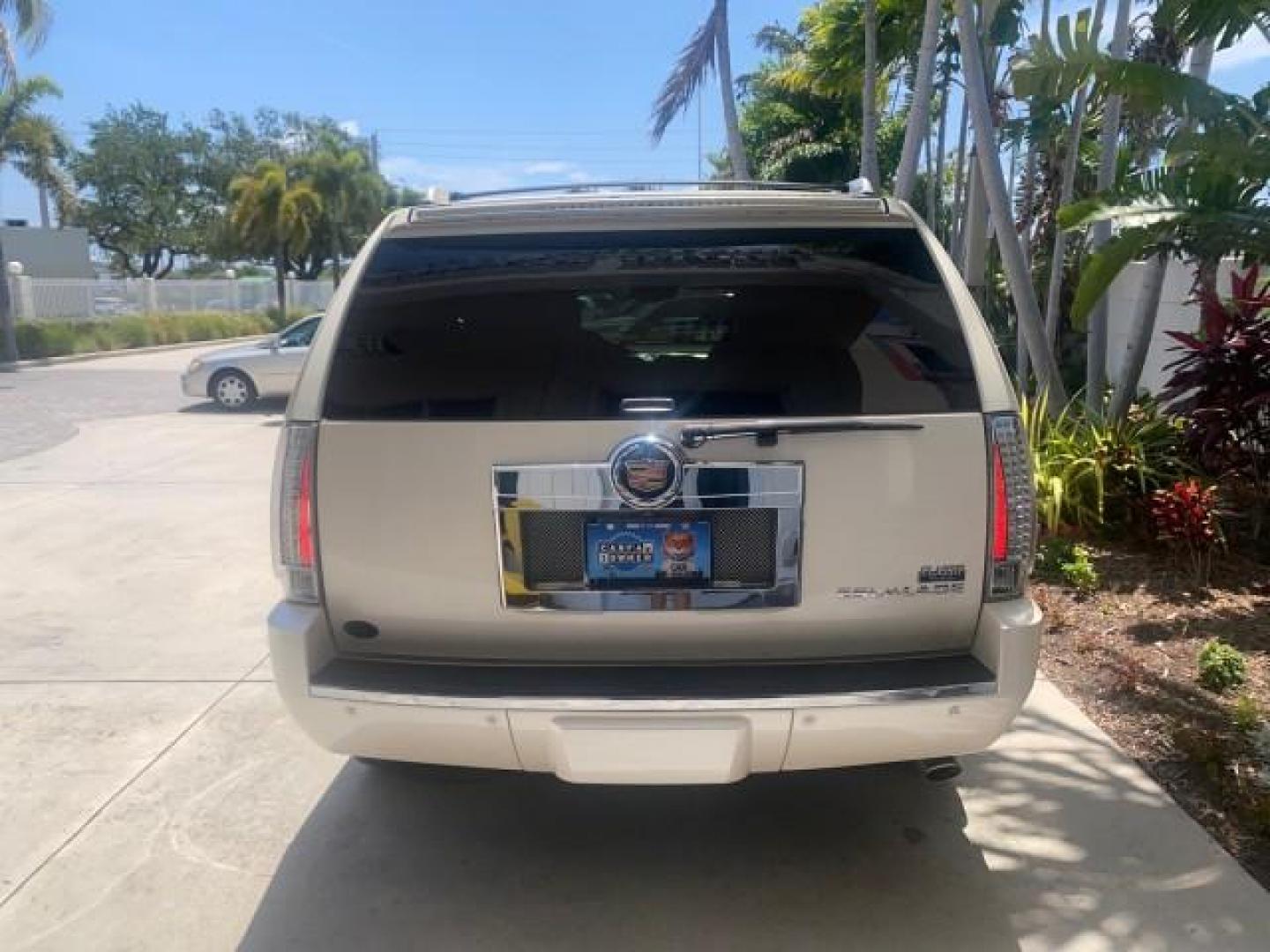 2013 White Diamond Tricoat /Cashmere w/Cocoa Accents Cadillac Escalade Luxury 1 OWNER LOW MILES 68,274 (1GYS3BEF3DR) with an 6.2L Vortec 1000 V8 SFI E85 Engine engine, Automatic transmission, located at 4701 North Dixie Hwy, Pompano Beach, FL, 33064, (954) 422-2889, 26.240938, -80.123474 - OUR WEBPAGE FLORIDACARS1.COM HAS OVER 100 PHOTOS AND FREE CARFAX LINK 2013 CADILLAC ESCALADE LUXURY $ 69,785 NEW 1 G Y S 3 B E F 3 D R 1 6 0 5 8 6 4 DOOR WAGON/SPORT UTILITY 6.2L V8 F OHV 16V FLEX FUEL REAR WHEEL DRIVE Top Features 20 Inch Plus Wheels Parking Sensors A/C Seat(s) Power Hatch/Deck Lid - Photo#78