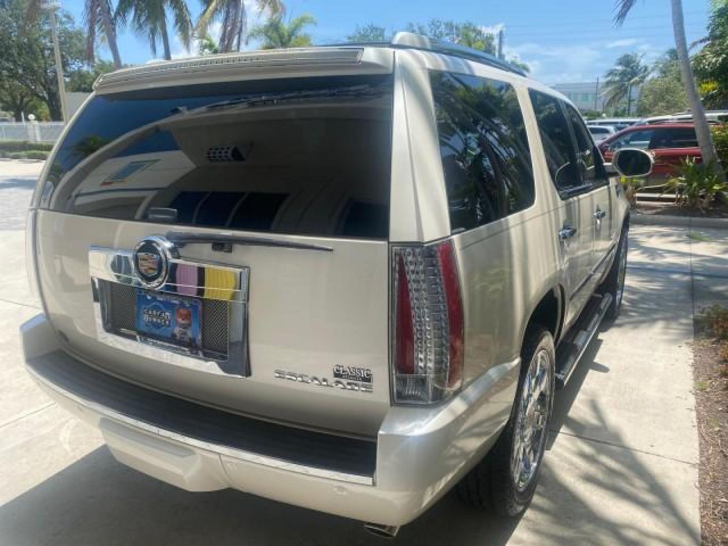 2013 White Diamond Tricoat /Cashmere w/Cocoa Accents Cadillac Escalade Luxury 1 OWNER LOW MILES 68,274 (1GYS3BEF3DR) with an 6.2L Vortec 1000 V8 SFI E85 Engine engine, Automatic transmission, located at 4701 North Dixie Hwy, Pompano Beach, FL, 33064, (954) 422-2889, 26.240938, -80.123474 - OUR WEBPAGE FLORIDACARS1.COM HAS OVER 100 PHOTOS AND FREE CARFAX LINK 2013 CADILLAC ESCALADE LUXURY $ 69,785 NEW 1 G Y S 3 B E F 3 D R 1 6 0 5 8 6 4 DOOR WAGON/SPORT UTILITY 6.2L V8 F OHV 16V FLEX FUEL REAR WHEEL DRIVE Top Features 20 Inch Plus Wheels Parking Sensors A/C Seat(s) Power Hatch/Deck Lid - Photo#79