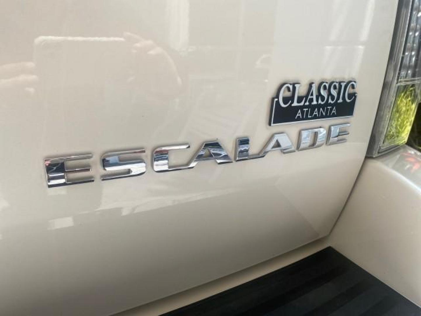 2013 White Diamond Tricoat /Cashmere w/Cocoa Accents Cadillac Escalade Luxury 1 OWNER LOW MILES 68,274 (1GYS3BEF3DR) with an 6.2L Vortec 1000 V8 SFI E85 Engine engine, Automatic transmission, located at 4701 North Dixie Hwy, Pompano Beach, FL, 33064, (954) 422-2889, 26.240938, -80.123474 - OUR WEBPAGE FLORIDACARS1.COM HAS OVER 100 PHOTOS AND FREE CARFAX LINK 2013 CADILLAC ESCALADE LUXURY $ 69,785 NEW 1 G Y S 3 B E F 3 D R 1 6 0 5 8 6 4 DOOR WAGON/SPORT UTILITY 6.2L V8 F OHV 16V FLEX FUEL REAR WHEEL DRIVE Top Features 20 Inch Plus Wheels Parking Sensors A/C Seat(s) Power Hatch/Deck Lid - Photo#80