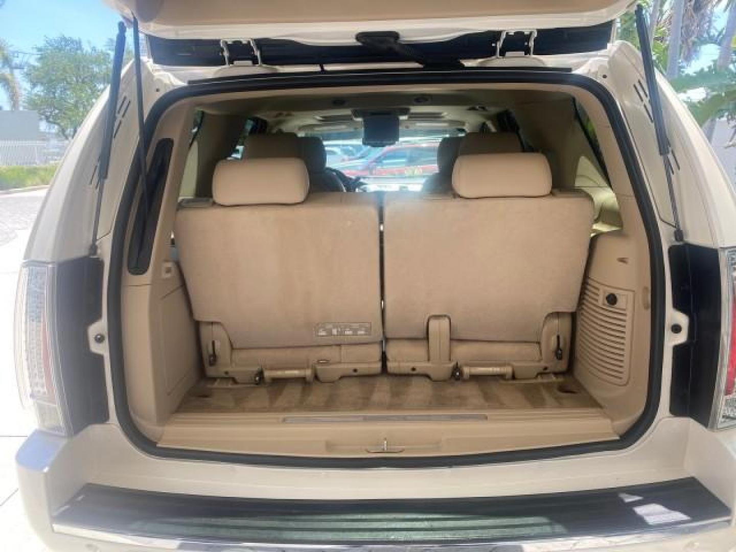 2013 White Diamond Tricoat /Cashmere w/Cocoa Accents Cadillac Escalade Luxury 1 OWNER LOW MILES 68,274 (1GYS3BEF3DR) with an 6.2L Vortec 1000 V8 SFI E85 Engine engine, Automatic transmission, located at 4701 North Dixie Hwy, Pompano Beach, FL, 33064, (954) 422-2889, 26.240938, -80.123474 - OUR WEBPAGE FLORIDACARS1.COM HAS OVER 100 PHOTOS AND FREE CARFAX LINK 2013 CADILLAC ESCALADE LUXURY $ 69,785 NEW 1 G Y S 3 B E F 3 D R 1 6 0 5 8 6 4 DOOR WAGON/SPORT UTILITY 6.2L V8 F OHV 16V FLEX FUEL REAR WHEEL DRIVE Top Features 20 Inch Plus Wheels Parking Sensors A/C Seat(s) Power Hatch/Deck Lid - Photo#82