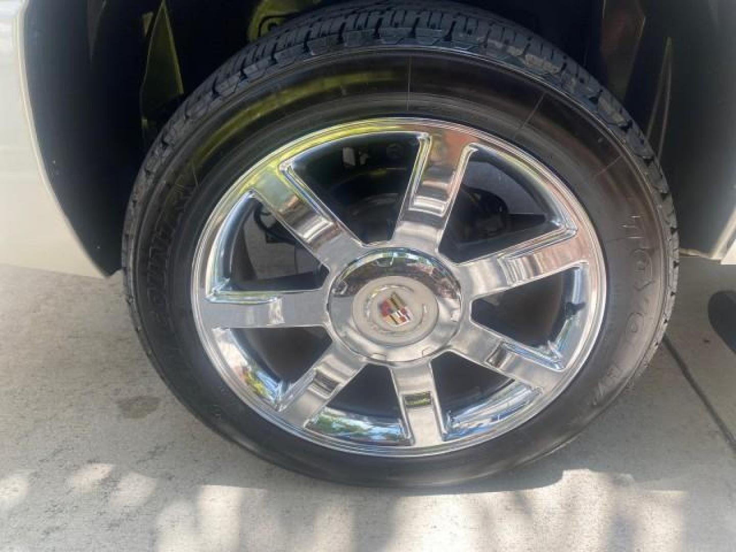 2013 White Diamond Tricoat /Cashmere w/Cocoa Accents Cadillac Escalade Luxury 1 OWNER LOW MILES 68,274 (1GYS3BEF3DR) with an 6.2L Vortec 1000 V8 SFI E85 Engine engine, Automatic transmission, located at 4701 North Dixie Hwy, Pompano Beach, FL, 33064, (954) 422-2889, 26.240938, -80.123474 - OUR WEBPAGE FLORIDACARS1.COM HAS OVER 100 PHOTOS AND FREE CARFAX LINK 2013 CADILLAC ESCALADE LUXURY $ 69,785 NEW 1 G Y S 3 B E F 3 D R 1 6 0 5 8 6 4 DOOR WAGON/SPORT UTILITY 6.2L V8 F OHV 16V FLEX FUEL REAR WHEEL DRIVE Top Features 20 Inch Plus Wheels Parking Sensors A/C Seat(s) Power Hatch/Deck Lid - Photo#87