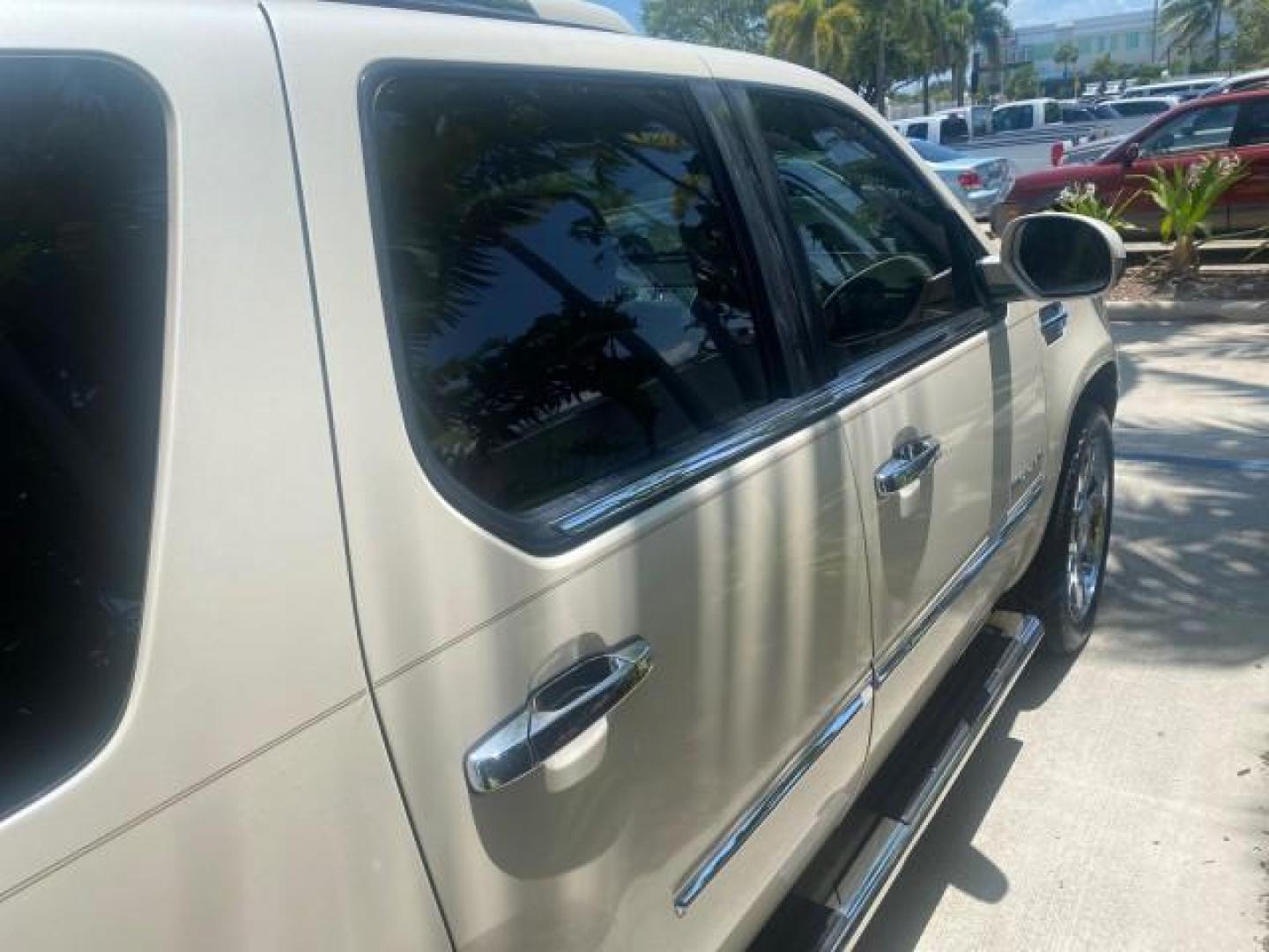 2013 White Diamond Tricoat /Cashmere w/Cocoa Accents Cadillac Escalade Luxury 1 OWNER LOW MILES 68,274 (1GYS3BEF3DR) with an 6.2L Vortec 1000 V8 SFI E85 Engine engine, Automatic transmission, located at 4701 North Dixie Hwy, Pompano Beach, FL, 33064, (954) 422-2889, 26.240938, -80.123474 - OUR WEBPAGE FLORIDACARS1.COM HAS OVER 100 PHOTOS AND FREE CARFAX LINK 2013 CADILLAC ESCALADE LUXURY $ 69,785 NEW 1 G Y S 3 B E F 3 D R 1 6 0 5 8 6 4 DOOR WAGON/SPORT UTILITY 6.2L V8 F OHV 16V FLEX FUEL REAR WHEEL DRIVE Top Features 20 Inch Plus Wheels Parking Sensors A/C Seat(s) Power Hatch/Deck Lid - Photo#90