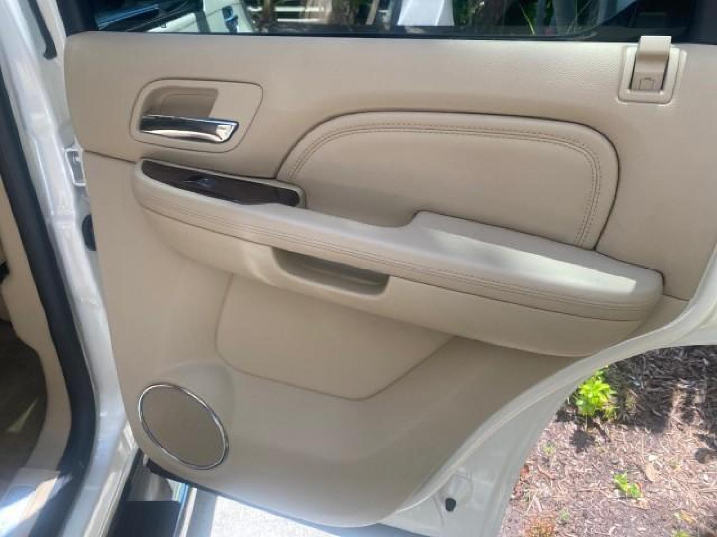 2013 White Diamond Tricoat /Cashmere w/Cocoa Accents Cadillac Escalade Luxury 1 OWNER LOW MILES 68,274 (1GYS3BEF3DR) with an 6.2L Vortec 1000 V8 SFI E85 Engine engine, Automatic transmission, located at 4701 North Dixie Hwy, Pompano Beach, FL, 33064, (954) 422-2889, 26.240938, -80.123474 - OUR WEBPAGE FLORIDACARS1.COM HAS OVER 100 PHOTOS AND FREE CARFAX LINK 2013 CADILLAC ESCALADE LUXURY $ 69,785 NEW 1 G Y S 3 B E F 3 D R 1 6 0 5 8 6 4 DOOR WAGON/SPORT UTILITY 6.2L V8 F OHV 16V FLEX FUEL REAR WHEEL DRIVE Top Features 20 Inch Plus Wheels Parking Sensors A/C Seat(s) Power Hatch/Deck Lid - Photo#92