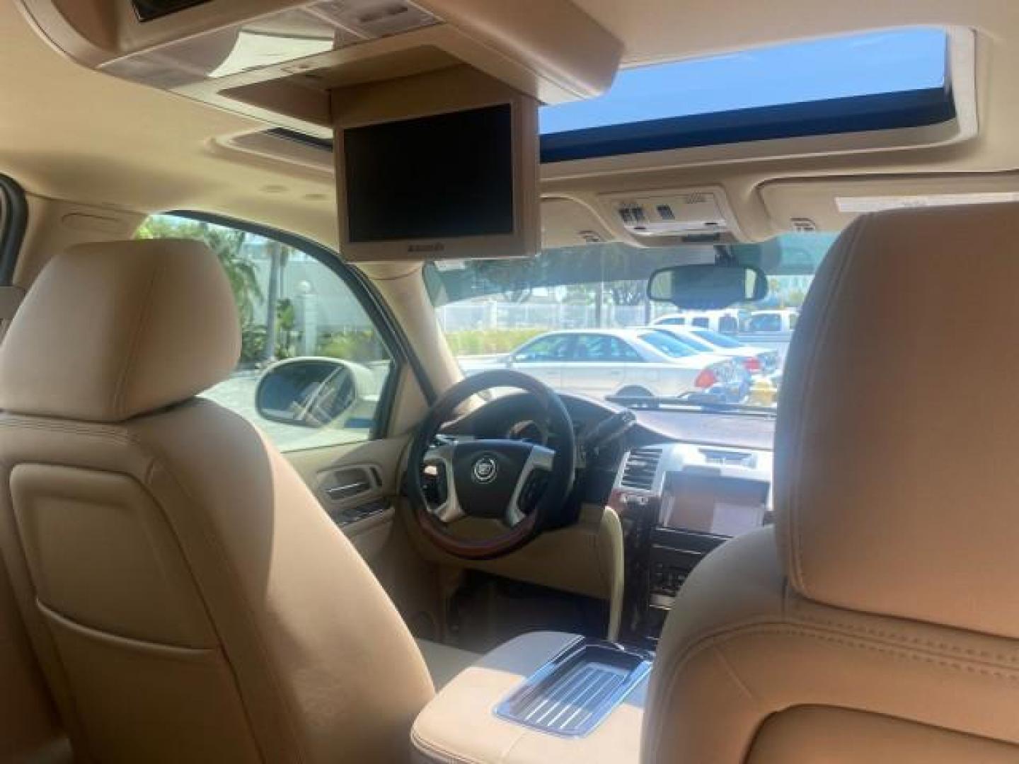 2013 White Diamond Tricoat /Cashmere w/Cocoa Accents Cadillac Escalade Luxury 1 OWNER LOW MILES 68,274 (1GYS3BEF3DR) with an 6.2L Vortec 1000 V8 SFI E85 Engine engine, Automatic transmission, located at 4701 North Dixie Hwy, Pompano Beach, FL, 33064, (954) 422-2889, 26.240938, -80.123474 - OUR WEBPAGE FLORIDACARS1.COM HAS OVER 100 PHOTOS AND FREE CARFAX LINK 2013 CADILLAC ESCALADE LUXURY $ 69,785 NEW 1 G Y S 3 B E F 3 D R 1 6 0 5 8 6 4 DOOR WAGON/SPORT UTILITY 6.2L V8 F OHV 16V FLEX FUEL REAR WHEEL DRIVE Top Features 20 Inch Plus Wheels Parking Sensors A/C Seat(s) Power Hatch/Deck Lid - Photo#98