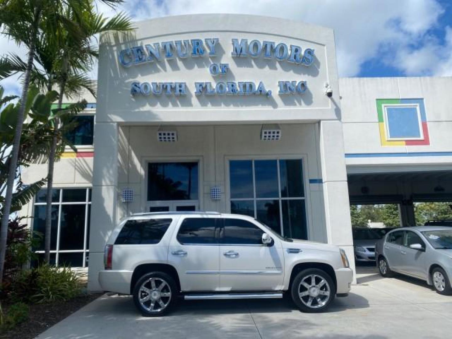 2013 White Diamond Tricoat /Cashmere w/Cocoa Accents Cadillac Escalade Luxury 1 OWNER LOW MILES 70,251 (1GYS3BEF3DR) with an 6.2L Vortec 1000 V8 SFI E85 Engine engine, Automatic transmission, located at 4701 North Dixie Hwy, Pompano Beach, FL, 33064, (954) 422-2889, 26.240938, -80.123474 - OUR WEBPAGE FLORIDACARS1.COM HAS OVER 100 PHOTOS AND FREE CARFAX LINK 2013 CADILLAC ESCALADE LUXURY $ 69,785 NEW 1 G Y S 3 B E F 3 D R 1 6 0 5 8 6 4 DOOR WAGON/SPORT UTILITY 6.2L V8 F OHV 16V FLEX FUEL REAR WHEEL DRIVE Top Features 20 Inch Plus Wheels Parking Sensors A/C Seat(s) Power Hatch/Deck Lid - Photo#0