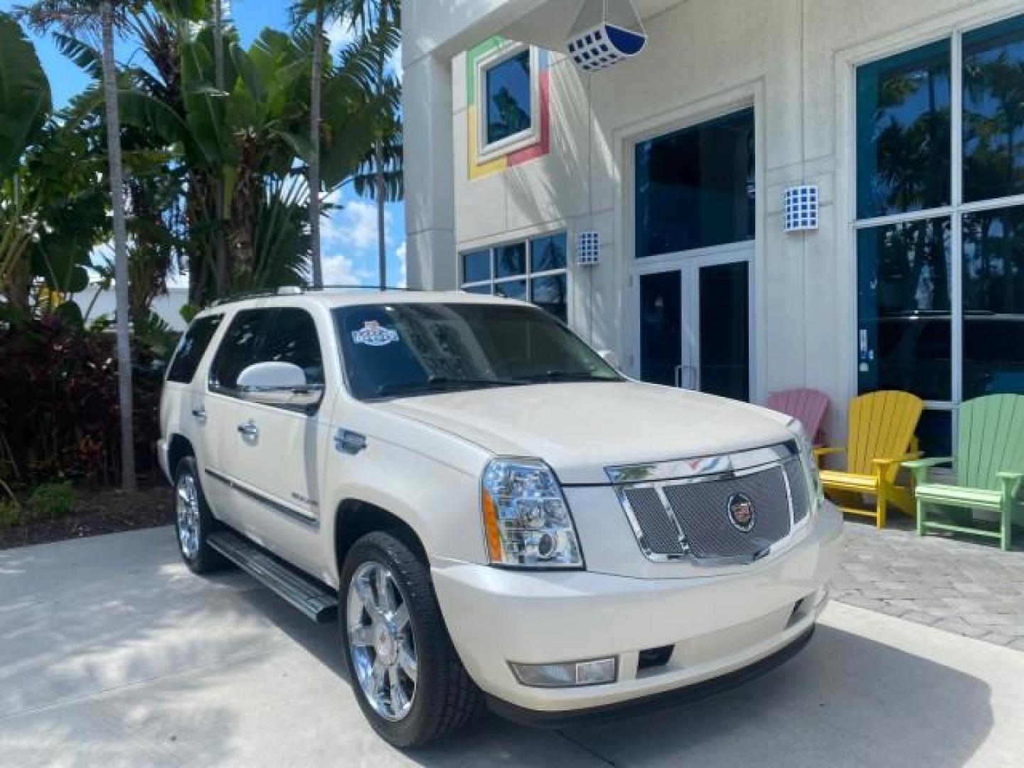 2013 White Diamond Tricoat /Cashmere w/Cocoa Accents Cadillac Escalade Luxury 1 OWNER LOW MILES 70,251 (1GYS3BEF3DR) with an 6.2L Vortec 1000 V8 SFI E85 Engine engine, Automatic transmission, located at 4701 North Dixie Hwy, Pompano Beach, FL, 33064, (954) 422-2889, 26.240938, -80.123474 - OUR WEBPAGE FLORIDACARS1.COM HAS OVER 100 PHOTOS AND FREE CARFAX LINK 2013 CADILLAC ESCALADE LUXURY $ 69,785 NEW 1 G Y S 3 B E F 3 D R 1 6 0 5 8 6 4 DOOR WAGON/SPORT UTILITY 6.2L V8 F OHV 16V FLEX FUEL REAR WHEEL DRIVE Top Features 20 Inch Plus Wheels Parking Sensors A/C Seat(s) Power Hatch/Deck Lid - Photo#1