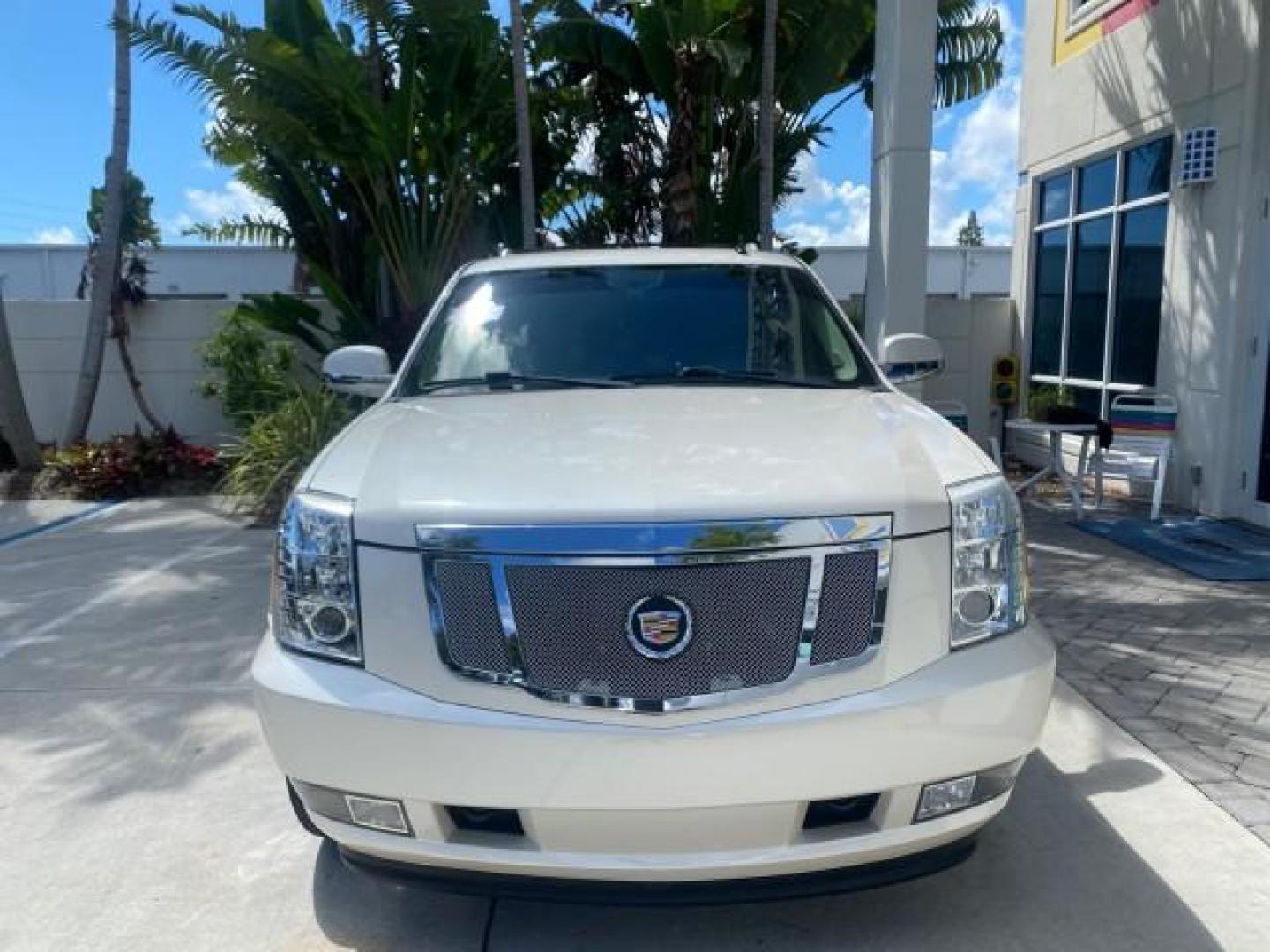 2013 White Diamond Tricoat /Cashmere w/Cocoa Accents Cadillac Escalade Luxury 1 OWNER LOW MILES 70,251 (1GYS3BEF3DR) with an 6.2L Vortec 1000 V8 SFI E85 Engine engine, Automatic transmission, located at 4701 North Dixie Hwy, Pompano Beach, FL, 33064, (954) 422-2889, 26.240938, -80.123474 - OUR WEBPAGE FLORIDACARS1.COM HAS OVER 100 PHOTOS AND FREE CARFAX LINK 2013 CADILLAC ESCALADE LUXURY $ 69,785 NEW 1 G Y S 3 B E F 3 D R 1 6 0 5 8 6 4 DOOR WAGON/SPORT UTILITY 6.2L V8 F OHV 16V FLEX FUEL REAR WHEEL DRIVE Top Features 20 Inch Plus Wheels Parking Sensors A/C Seat(s) Power Hatch/Deck Lid - Photo#2
