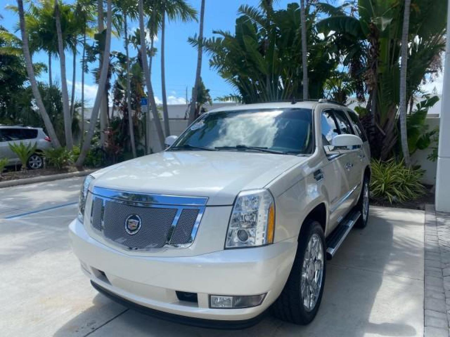 2013 White Diamond Tricoat /Cashmere w/Cocoa Accents Cadillac Escalade Luxury 1 OWNER LOW MILES 70,251 (1GYS3BEF3DR) with an 6.2L Vortec 1000 V8 SFI E85 Engine engine, Automatic transmission, located at 4701 North Dixie Hwy, Pompano Beach, FL, 33064, (954) 422-2889, 26.240938, -80.123474 - OUR WEBPAGE FLORIDACARS1.COM HAS OVER 100 PHOTOS AND FREE CARFAX LINK 2013 CADILLAC ESCALADE LUXURY $ 69,785 NEW 1 G Y S 3 B E F 3 D R 1 6 0 5 8 6 4 DOOR WAGON/SPORT UTILITY 6.2L V8 F OHV 16V FLEX FUEL REAR WHEEL DRIVE Top Features 20 Inch Plus Wheels Parking Sensors A/C Seat(s) Power Hatch/Deck Lid - Photo#3