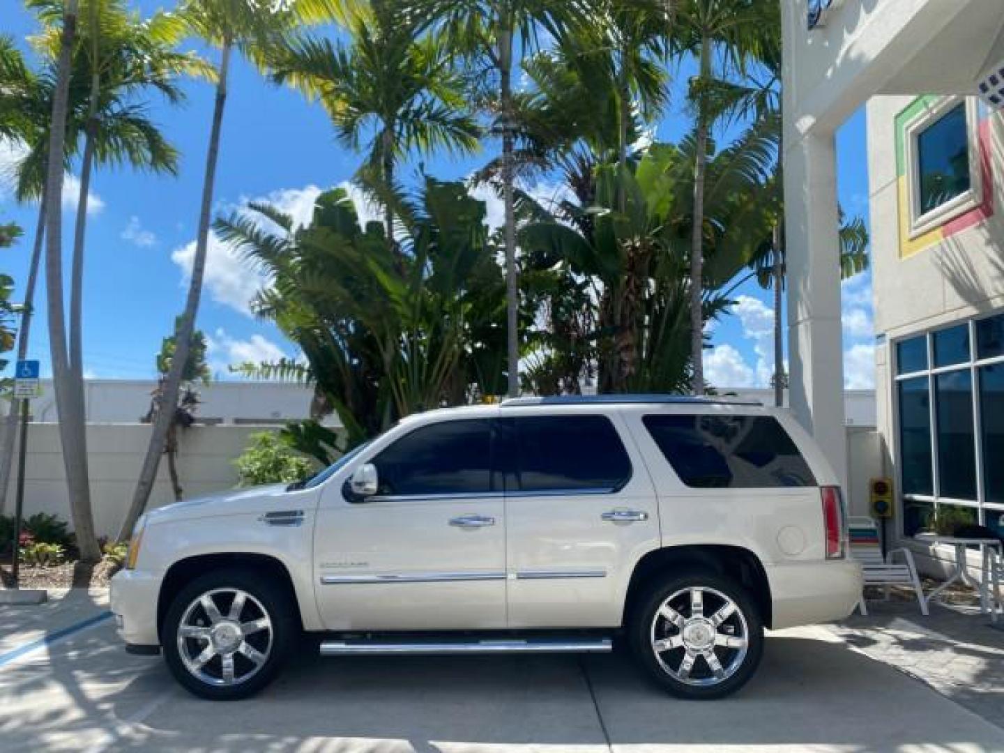 2013 White Diamond Tricoat /Cashmere w/Cocoa Accents Cadillac Escalade Luxury 1 OWNER LOW MILES 70,251 (1GYS3BEF3DR) with an 6.2L Vortec 1000 V8 SFI E85 Engine engine, Automatic transmission, located at 4701 North Dixie Hwy, Pompano Beach, FL, 33064, (954) 422-2889, 26.240938, -80.123474 - OUR WEBPAGE FLORIDACARS1.COM HAS OVER 100 PHOTOS AND FREE CARFAX LINK 2013 CADILLAC ESCALADE LUXURY $ 69,785 NEW 1 G Y S 3 B E F 3 D R 1 6 0 5 8 6 4 DOOR WAGON/SPORT UTILITY 6.2L V8 F OHV 16V FLEX FUEL REAR WHEEL DRIVE Top Features 20 Inch Plus Wheels Parking Sensors A/C Seat(s) Power Hatch/Deck Lid - Photo#4