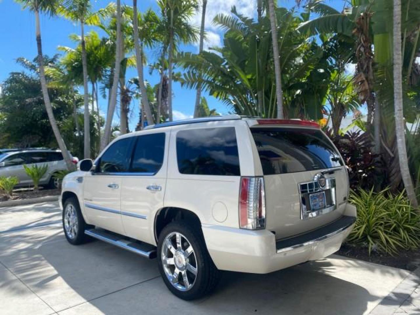 2013 White Diamond Tricoat /Cashmere w/Cocoa Accents Cadillac Escalade Luxury 1 OWNER LOW MILES 70,251 (1GYS3BEF3DR) with an 6.2L Vortec 1000 V8 SFI E85 Engine engine, Automatic transmission, located at 4701 North Dixie Hwy, Pompano Beach, FL, 33064, (954) 422-2889, 26.240938, -80.123474 - OUR WEBPAGE FLORIDACARS1.COM HAS OVER 100 PHOTOS AND FREE CARFAX LINK 2013 CADILLAC ESCALADE LUXURY $ 69,785 NEW 1 G Y S 3 B E F 3 D R 1 6 0 5 8 6 4 DOOR WAGON/SPORT UTILITY 6.2L V8 F OHV 16V FLEX FUEL REAR WHEEL DRIVE Top Features 20 Inch Plus Wheels Parking Sensors A/C Seat(s) Power Hatch/Deck Lid - Photo#5