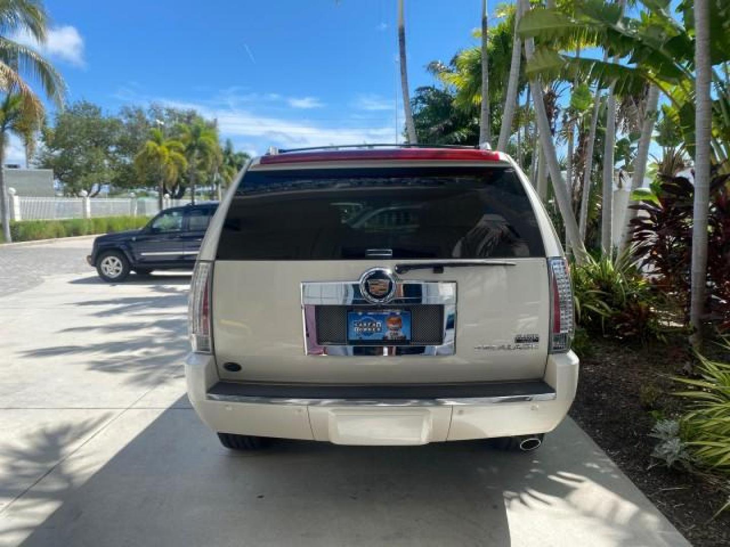 2013 White Diamond Tricoat /Cashmere w/Cocoa Accents Cadillac Escalade Luxury 1 OWNER LOW MILES 70,251 (1GYS3BEF3DR) with an 6.2L Vortec 1000 V8 SFI E85 Engine engine, Automatic transmission, located at 4701 North Dixie Hwy, Pompano Beach, FL, 33064, (954) 422-2889, 26.240938, -80.123474 - OUR WEBPAGE FLORIDACARS1.COM HAS OVER 100 PHOTOS AND FREE CARFAX LINK 2013 CADILLAC ESCALADE LUXURY $ 69,785 NEW 1 G Y S 3 B E F 3 D R 1 6 0 5 8 6 4 DOOR WAGON/SPORT UTILITY 6.2L V8 F OHV 16V FLEX FUEL REAR WHEEL DRIVE Top Features 20 Inch Plus Wheels Parking Sensors A/C Seat(s) Power Hatch/Deck Lid - Photo#6