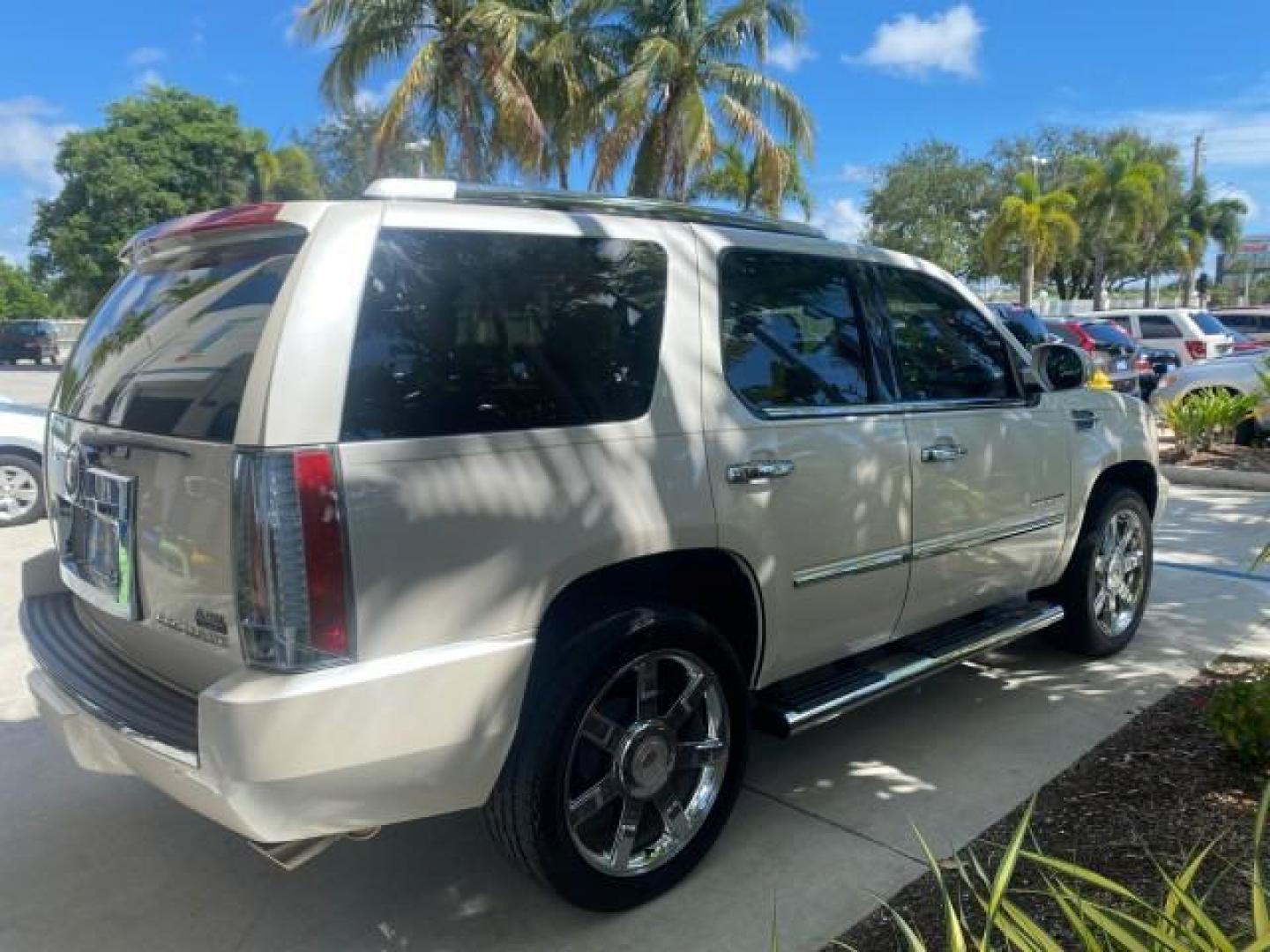 2013 White Diamond Tricoat /Cashmere w/Cocoa Accents Cadillac Escalade Luxury 1 OWNER LOW MILES 70,251 (1GYS3BEF3DR) with an 6.2L Vortec 1000 V8 SFI E85 Engine engine, Automatic transmission, located at 4701 North Dixie Hwy, Pompano Beach, FL, 33064, (954) 422-2889, 26.240938, -80.123474 - OUR WEBPAGE FLORIDACARS1.COM HAS OVER 100 PHOTOS AND FREE CARFAX LINK 2013 CADILLAC ESCALADE LUXURY $ 69,785 NEW 1 G Y S 3 B E F 3 D R 1 6 0 5 8 6 4 DOOR WAGON/SPORT UTILITY 6.2L V8 F OHV 16V FLEX FUEL REAR WHEEL DRIVE Top Features 20 Inch Plus Wheels Parking Sensors A/C Seat(s) Power Hatch/Deck Lid - Photo#7