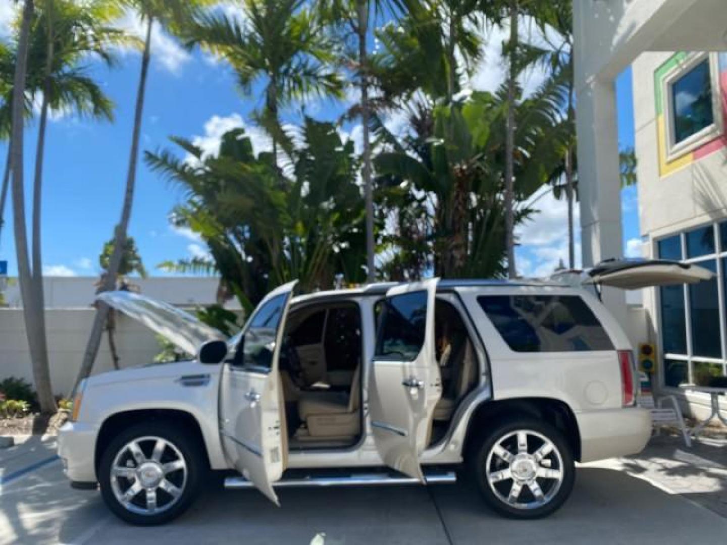 2013 White Diamond Tricoat /Cashmere w/Cocoa Accents Cadillac Escalade Luxury 1 OWNER LOW MILES 70,251 (1GYS3BEF3DR) with an 6.2L Vortec 1000 V8 SFI E85 Engine engine, Automatic transmission, located at 4701 North Dixie Hwy, Pompano Beach, FL, 33064, (954) 422-2889, 26.240938, -80.123474 - OUR WEBPAGE FLORIDACARS1.COM HAS OVER 100 PHOTOS AND FREE CARFAX LINK 2013 CADILLAC ESCALADE LUXURY $ 69,785 NEW 1 G Y S 3 B E F 3 D R 1 6 0 5 8 6 4 DOOR WAGON/SPORT UTILITY 6.2L V8 F OHV 16V FLEX FUEL REAR WHEEL DRIVE Top Features 20 Inch Plus Wheels Parking Sensors A/C Seat(s) Power Hatch/Deck Lid - Photo#8
