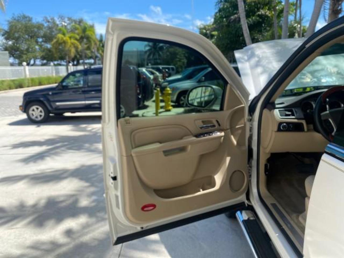 2013 White Diamond Tricoat /Cashmere w/Cocoa Accents Cadillac Escalade Luxury 1 OWNER LOW MILES 70,251 (1GYS3BEF3DR) with an 6.2L Vortec 1000 V8 SFI E85 Engine engine, Automatic transmission, located at 4701 North Dixie Hwy, Pompano Beach, FL, 33064, (954) 422-2889, 26.240938, -80.123474 - OUR WEBPAGE FLORIDACARS1.COM HAS OVER 100 PHOTOS AND FREE CARFAX LINK 2013 CADILLAC ESCALADE LUXURY $ 69,785 NEW 1 G Y S 3 B E F 3 D R 1 6 0 5 8 6 4 DOOR WAGON/SPORT UTILITY 6.2L V8 F OHV 16V FLEX FUEL REAR WHEEL DRIVE Top Features 20 Inch Plus Wheels Parking Sensors A/C Seat(s) Power Hatch/Deck Lid - Photo#9