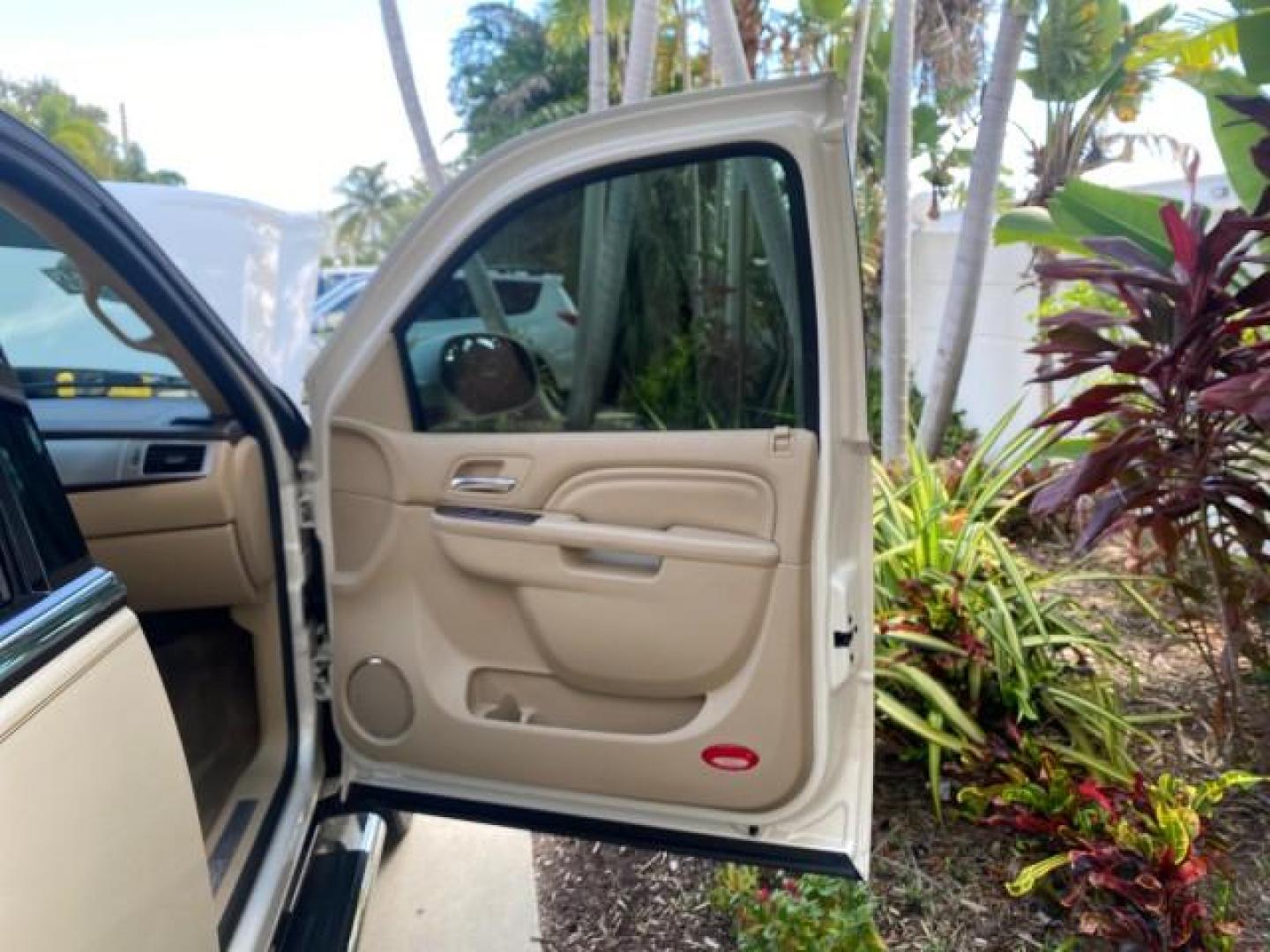 2013 White Diamond Tricoat /Cashmere w/Cocoa Accents Cadillac Escalade Luxury 1 OWNER LOW MILES 70,251 (1GYS3BEF3DR) with an 6.2L Vortec 1000 V8 SFI E85 Engine engine, Automatic transmission, located at 4701 North Dixie Hwy, Pompano Beach, FL, 33064, (954) 422-2889, 26.240938, -80.123474 - OUR WEBPAGE FLORIDACARS1.COM HAS OVER 100 PHOTOS AND FREE CARFAX LINK 2013 CADILLAC ESCALADE LUXURY $ 69,785 NEW 1 G Y S 3 B E F 3 D R 1 6 0 5 8 6 4 DOOR WAGON/SPORT UTILITY 6.2L V8 F OHV 16V FLEX FUEL REAR WHEEL DRIVE Top Features 20 Inch Plus Wheels Parking Sensors A/C Seat(s) Power Hatch/Deck Lid - Photo#11