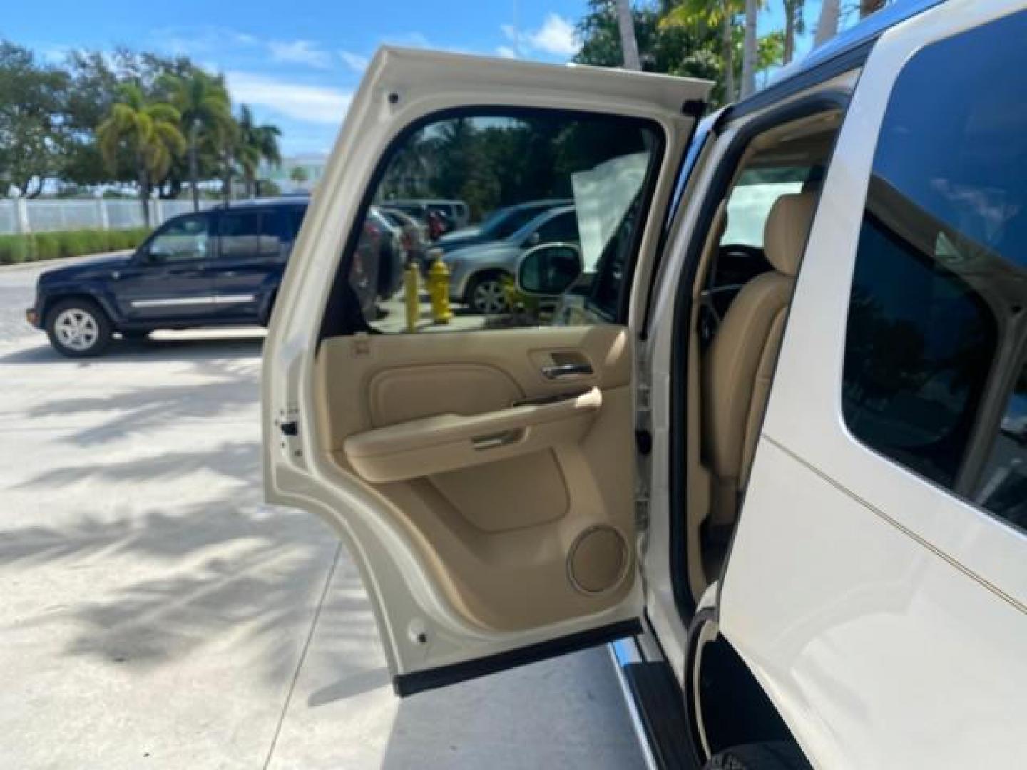 2013 White Diamond Tricoat /Cashmere w/Cocoa Accents Cadillac Escalade Luxury 1 OWNER LOW MILES 70,251 (1GYS3BEF3DR) with an 6.2L Vortec 1000 V8 SFI E85 Engine engine, Automatic transmission, located at 4701 North Dixie Hwy, Pompano Beach, FL, 33064, (954) 422-2889, 26.240938, -80.123474 - OUR WEBPAGE FLORIDACARS1.COM HAS OVER 100 PHOTOS AND FREE CARFAX LINK 2013 CADILLAC ESCALADE LUXURY $ 69,785 NEW 1 G Y S 3 B E F 3 D R 1 6 0 5 8 6 4 DOOR WAGON/SPORT UTILITY 6.2L V8 F OHV 16V FLEX FUEL REAR WHEEL DRIVE Top Features 20 Inch Plus Wheels Parking Sensors A/C Seat(s) Power Hatch/Deck Lid - Photo#13