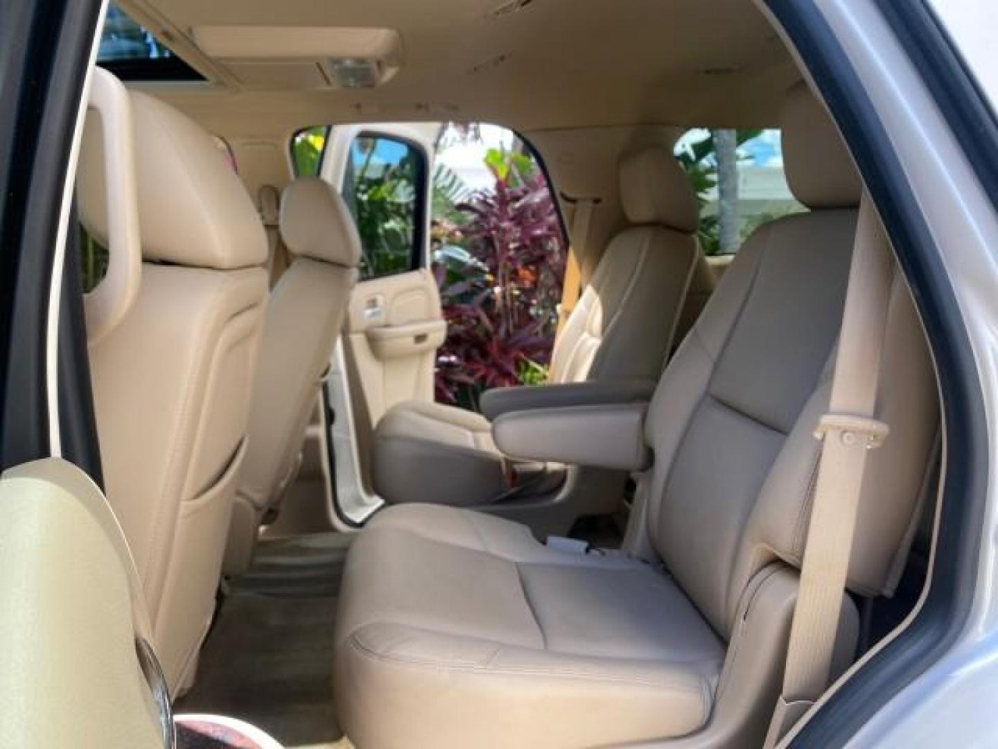 2013 White Diamond Tricoat /Cashmere w/Cocoa Accents Cadillac Escalade Luxury 1 OWNER LOW MILES 70,251 (1GYS3BEF3DR) with an 6.2L Vortec 1000 V8 SFI E85 Engine engine, Automatic transmission, located at 4701 North Dixie Hwy, Pompano Beach, FL, 33064, (954) 422-2889, 26.240938, -80.123474 - OUR WEBPAGE FLORIDACARS1.COM HAS OVER 100 PHOTOS AND FREE CARFAX LINK 2013 CADILLAC ESCALADE LUXURY $ 69,785 NEW 1 G Y S 3 B E F 3 D R 1 6 0 5 8 6 4 DOOR WAGON/SPORT UTILITY 6.2L V8 F OHV 16V FLEX FUEL REAR WHEEL DRIVE Top Features 20 Inch Plus Wheels Parking Sensors A/C Seat(s) Power Hatch/Deck Lid - Photo#14