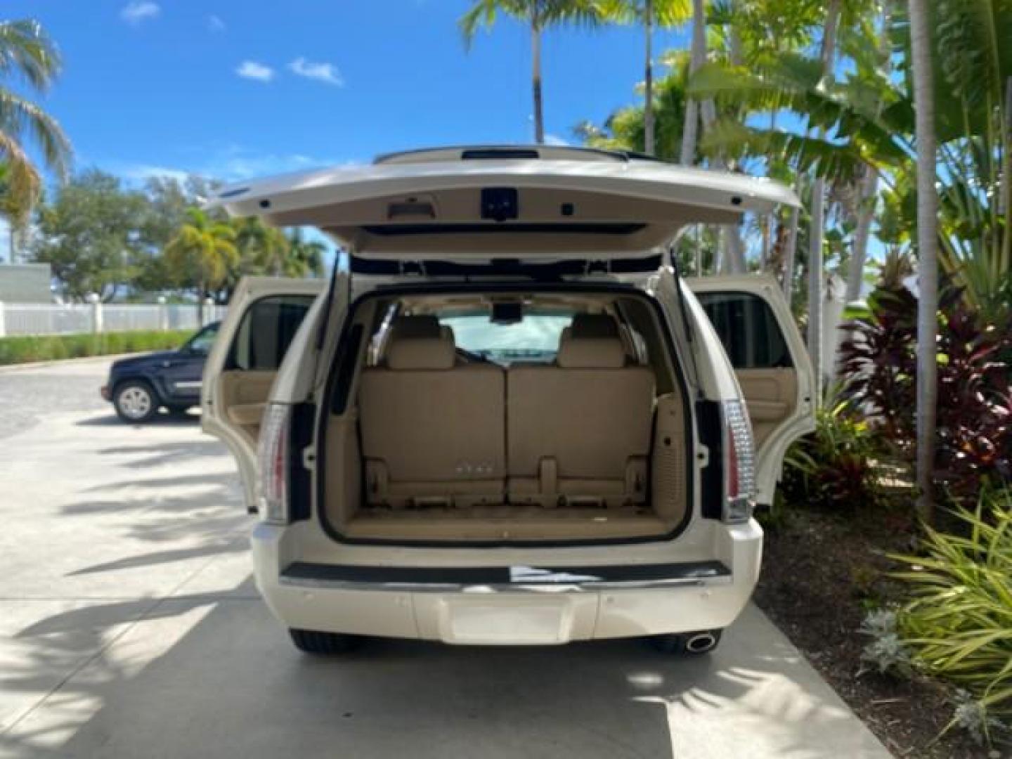 2013 White Diamond Tricoat /Cashmere w/Cocoa Accents Cadillac Escalade Luxury 1 OWNER LOW MILES 70,251 (1GYS3BEF3DR) with an 6.2L Vortec 1000 V8 SFI E85 Engine engine, Automatic transmission, located at 4701 North Dixie Hwy, Pompano Beach, FL, 33064, (954) 422-2889, 26.240938, -80.123474 - OUR WEBPAGE FLORIDACARS1.COM HAS OVER 100 PHOTOS AND FREE CARFAX LINK 2013 CADILLAC ESCALADE LUXURY $ 69,785 NEW 1 G Y S 3 B E F 3 D R 1 6 0 5 8 6 4 DOOR WAGON/SPORT UTILITY 6.2L V8 F OHV 16V FLEX FUEL REAR WHEEL DRIVE Top Features 20 Inch Plus Wheels Parking Sensors A/C Seat(s) Power Hatch/Deck Lid - Photo#15