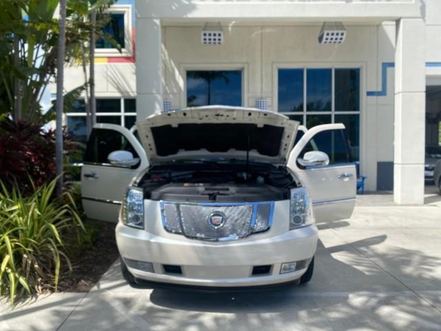 2013 White Diamond Tricoat /Cashmere w/Cocoa Accents Cadillac Escalade Luxury 1 OWNER LOW MILES 70,251 (1GYS3BEF3DR) with an 6.2L Vortec 1000 V8 SFI E85 Engine engine, Automatic transmission, located at 4701 North Dixie Hwy, Pompano Beach, FL, 33064, (954) 422-2889, 26.240938, -80.123474 - OUR WEBPAGE FLORIDACARS1.COM HAS OVER 100 PHOTOS AND FREE CARFAX LINK 2013 CADILLAC ESCALADE LUXURY $ 69,785 NEW 1 G Y S 3 B E F 3 D R 1 6 0 5 8 6 4 DOOR WAGON/SPORT UTILITY 6.2L V8 F OHV 16V FLEX FUEL REAR WHEEL DRIVE Top Features 20 Inch Plus Wheels Parking Sensors A/C Seat(s) Power Hatch/Deck Lid - Photo#16