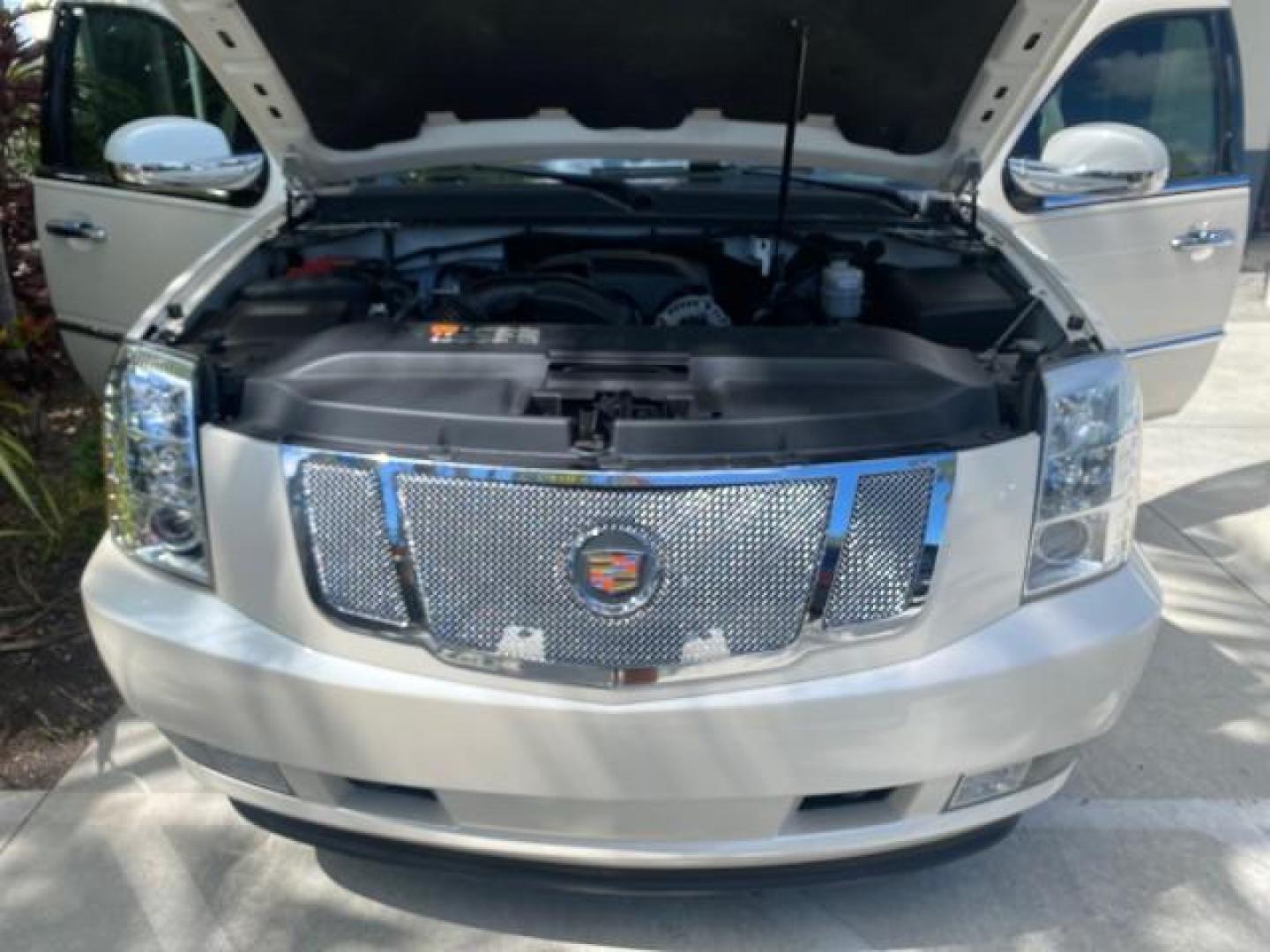 2013 White Diamond Tricoat /Cashmere w/Cocoa Accents Cadillac Escalade Luxury 1 OWNER LOW MILES 70,251 (1GYS3BEF3DR) with an 6.2L Vortec 1000 V8 SFI E85 Engine engine, Automatic transmission, located at 4701 North Dixie Hwy, Pompano Beach, FL, 33064, (954) 422-2889, 26.240938, -80.123474 - OUR WEBPAGE FLORIDACARS1.COM HAS OVER 100 PHOTOS AND FREE CARFAX LINK 2013 CADILLAC ESCALADE LUXURY $ 69,785 NEW 1 G Y S 3 B E F 3 D R 1 6 0 5 8 6 4 DOOR WAGON/SPORT UTILITY 6.2L V8 F OHV 16V FLEX FUEL REAR WHEEL DRIVE Top Features 20 Inch Plus Wheels Parking Sensors A/C Seat(s) Power Hatch/Deck Lid - Photo#17