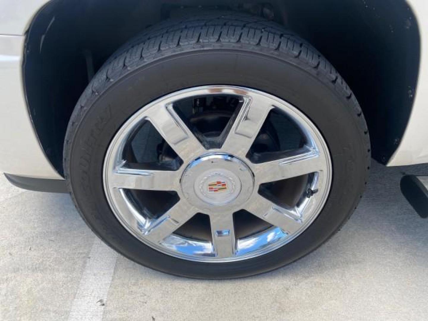 2013 White Diamond Tricoat /Cashmere w/Cocoa Accents Cadillac Escalade Luxury 1 OWNER LOW MILES 70,251 (1GYS3BEF3DR) with an 6.2L Vortec 1000 V8 SFI E85 Engine engine, Automatic transmission, located at 4701 North Dixie Hwy, Pompano Beach, FL, 33064, (954) 422-2889, 26.240938, -80.123474 - OUR WEBPAGE FLORIDACARS1.COM HAS OVER 100 PHOTOS AND FREE CARFAX LINK 2013 CADILLAC ESCALADE LUXURY $ 69,785 NEW 1 G Y S 3 B E F 3 D R 1 6 0 5 8 6 4 DOOR WAGON/SPORT UTILITY 6.2L V8 F OHV 16V FLEX FUEL REAR WHEEL DRIVE Top Features 20 Inch Plus Wheels Parking Sensors A/C Seat(s) Power Hatch/Deck Lid - Photo#19