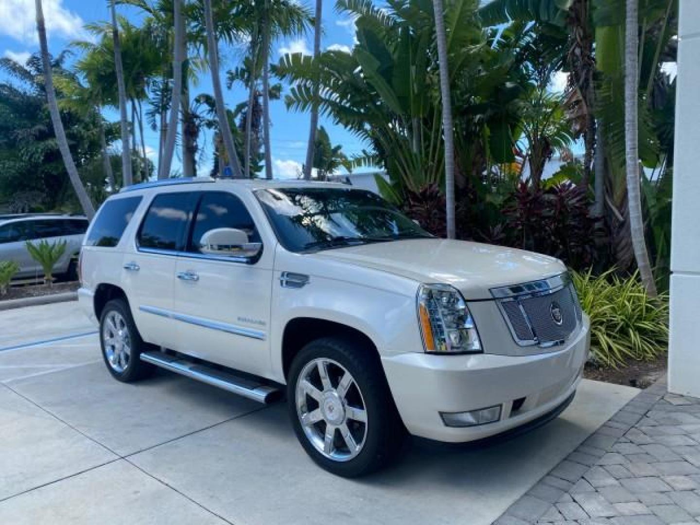 2013 White Diamond Tricoat /Cashmere w/Cocoa Accents Cadillac Escalade Luxury 1 OWNER LOW MILES 70,251 (1GYS3BEF3DR) with an 6.2L Vortec 1000 V8 SFI E85 Engine engine, Automatic transmission, located at 4701 North Dixie Hwy, Pompano Beach, FL, 33064, (954) 422-2889, 26.240938, -80.123474 - OUR WEBPAGE FLORIDACARS1.COM HAS OVER 100 PHOTOS AND FREE CARFAX LINK 2013 CADILLAC ESCALADE LUXURY $ 69,785 NEW 1 G Y S 3 B E F 3 D R 1 6 0 5 8 6 4 DOOR WAGON/SPORT UTILITY 6.2L V8 F OHV 16V FLEX FUEL REAR WHEEL DRIVE Top Features 20 Inch Plus Wheels Parking Sensors A/C Seat(s) Power Hatch/Deck Lid - Photo#24