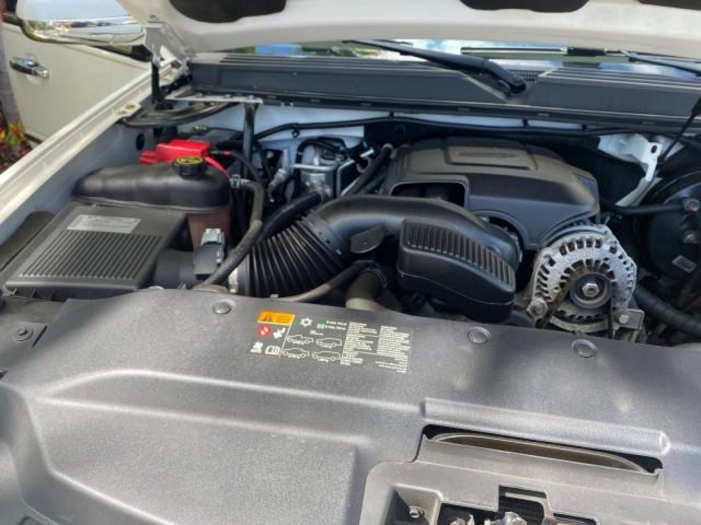 2013 White Diamond Tricoat /Cashmere w/Cocoa Accents Cadillac Escalade Luxury 1 OWNER LOW MILES 70,251 (1GYS3BEF3DR) with an 6.2L Vortec 1000 V8 SFI E85 Engine engine, Automatic transmission, located at 4701 North Dixie Hwy, Pompano Beach, FL, 33064, (954) 422-2889, 26.240938, -80.123474 - OUR WEBPAGE FLORIDACARS1.COM HAS OVER 100 PHOTOS AND FREE CARFAX LINK 2013 CADILLAC ESCALADE LUXURY $ 69,785 NEW 1 G Y S 3 B E F 3 D R 1 6 0 5 8 6 4 DOOR WAGON/SPORT UTILITY 6.2L V8 F OHV 16V FLEX FUEL REAR WHEEL DRIVE Top Features 20 Inch Plus Wheels Parking Sensors A/C Seat(s) Power Hatch/Deck Lid - Photo#25