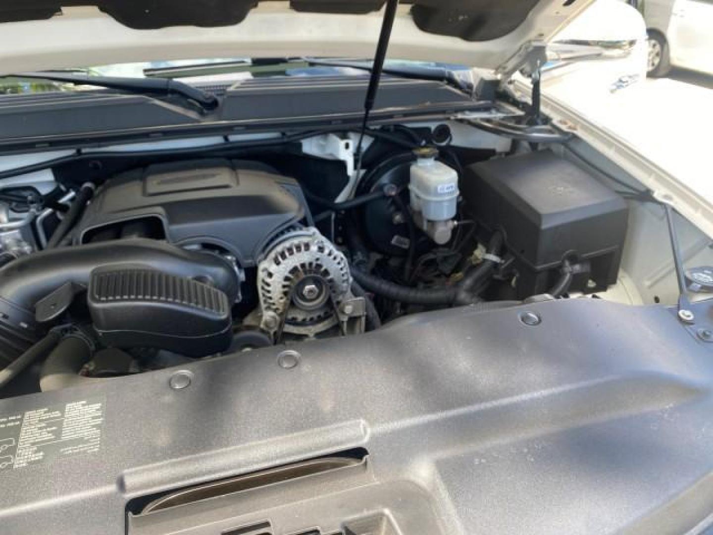 2013 White Diamond Tricoat /Cashmere w/Cocoa Accents Cadillac Escalade Luxury 1 OWNER LOW MILES 70,251 (1GYS3BEF3DR) with an 6.2L Vortec 1000 V8 SFI E85 Engine engine, Automatic transmission, located at 4701 North Dixie Hwy, Pompano Beach, FL, 33064, (954) 422-2889, 26.240938, -80.123474 - OUR WEBPAGE FLORIDACARS1.COM HAS OVER 100 PHOTOS AND FREE CARFAX LINK 2013 CADILLAC ESCALADE LUXURY $ 69,785 NEW 1 G Y S 3 B E F 3 D R 1 6 0 5 8 6 4 DOOR WAGON/SPORT UTILITY 6.2L V8 F OHV 16V FLEX FUEL REAR WHEEL DRIVE Top Features 20 Inch Plus Wheels Parking Sensors A/C Seat(s) Power Hatch/Deck Lid - Photo#26