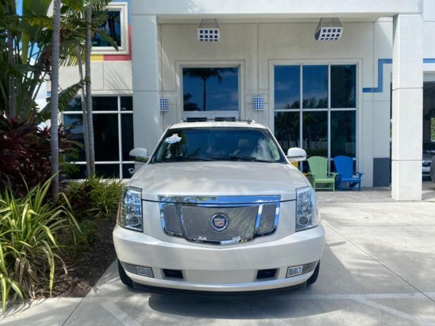 2013 White Diamond Tricoat /Cashmere w/Cocoa Accents Cadillac Escalade Luxury 1 OWNER LOW MILES 70,251 (1GYS3BEF3DR) with an 6.2L Vortec 1000 V8 SFI E85 Engine engine, Automatic transmission, located at 4701 North Dixie Hwy, Pompano Beach, FL, 33064, (954) 422-2889, 26.240938, -80.123474 - OUR WEBPAGE FLORIDACARS1.COM HAS OVER 100 PHOTOS AND FREE CARFAX LINK 2013 CADILLAC ESCALADE LUXURY $ 69,785 NEW 1 G Y S 3 B E F 3 D R 1 6 0 5 8 6 4 DOOR WAGON/SPORT UTILITY 6.2L V8 F OHV 16V FLEX FUEL REAR WHEEL DRIVE Top Features 20 Inch Plus Wheels Parking Sensors A/C Seat(s) Power Hatch/Deck Lid - Photo#27
