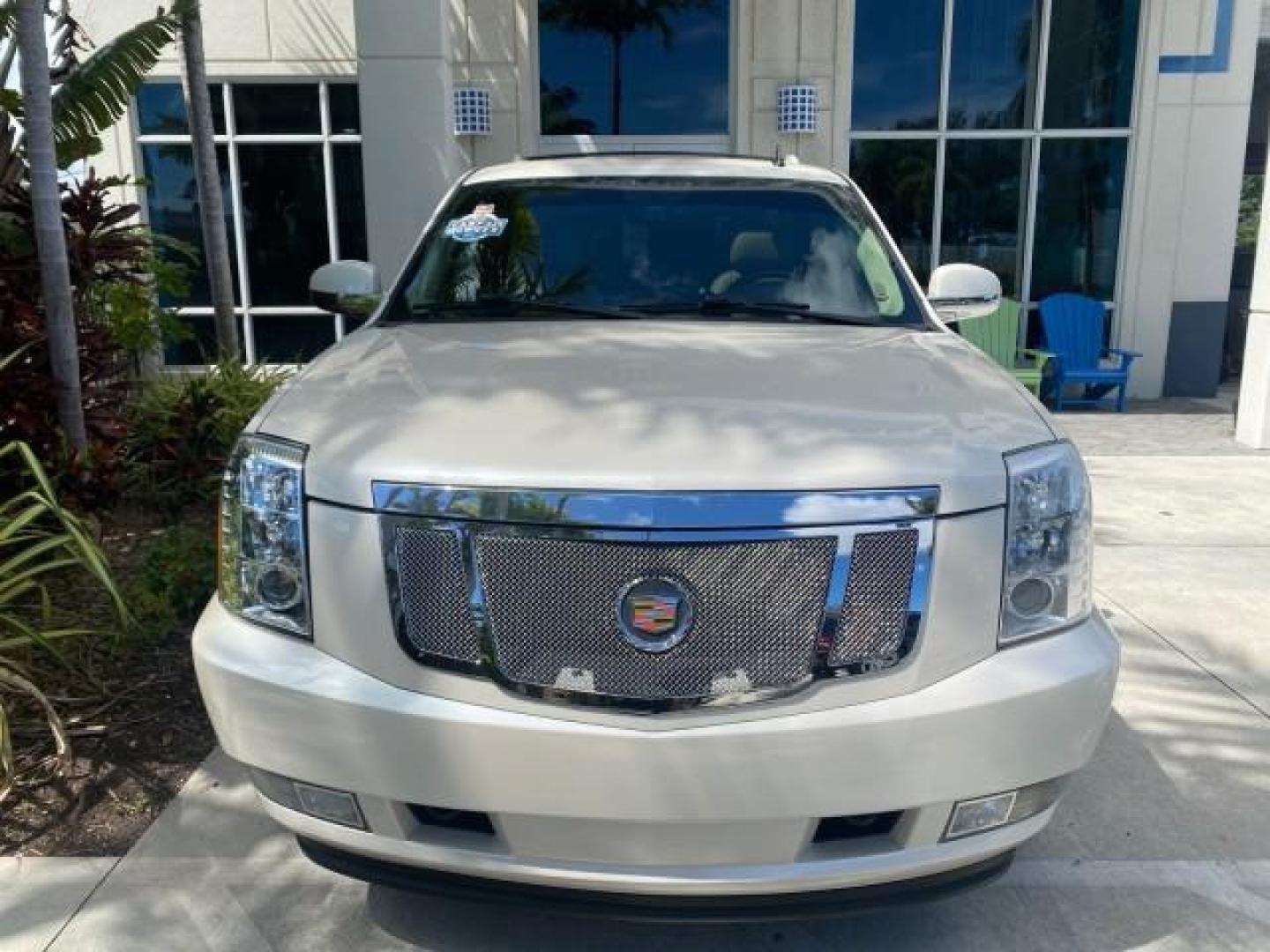 2013 White Diamond Tricoat /Cashmere w/Cocoa Accents Cadillac Escalade Luxury 1 OWNER LOW MILES 70,251 (1GYS3BEF3DR) with an 6.2L Vortec 1000 V8 SFI E85 Engine engine, Automatic transmission, located at 4701 North Dixie Hwy, Pompano Beach, FL, 33064, (954) 422-2889, 26.240938, -80.123474 - OUR WEBPAGE FLORIDACARS1.COM HAS OVER 100 PHOTOS AND FREE CARFAX LINK 2013 CADILLAC ESCALADE LUXURY $ 69,785 NEW 1 G Y S 3 B E F 3 D R 1 6 0 5 8 6 4 DOOR WAGON/SPORT UTILITY 6.2L V8 F OHV 16V FLEX FUEL REAR WHEEL DRIVE Top Features 20 Inch Plus Wheels Parking Sensors A/C Seat(s) Power Hatch/Deck Lid - Photo#28