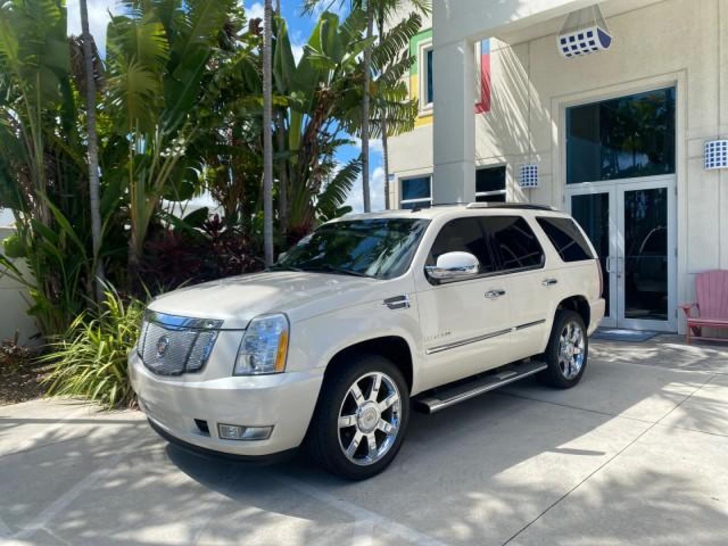 2013 White Diamond Tricoat /Cashmere w/Cocoa Accents Cadillac Escalade Luxury 1 OWNER LOW MILES 70,251 (1GYS3BEF3DR) with an 6.2L Vortec 1000 V8 SFI E85 Engine engine, Automatic transmission, located at 4701 North Dixie Hwy, Pompano Beach, FL, 33064, (954) 422-2889, 26.240938, -80.123474 - OUR WEBPAGE FLORIDACARS1.COM HAS OVER 100 PHOTOS AND FREE CARFAX LINK 2013 CADILLAC ESCALADE LUXURY $ 69,785 NEW 1 G Y S 3 B E F 3 D R 1 6 0 5 8 6 4 DOOR WAGON/SPORT UTILITY 6.2L V8 F OHV 16V FLEX FUEL REAR WHEEL DRIVE Top Features 20 Inch Plus Wheels Parking Sensors A/C Seat(s) Power Hatch/Deck Lid - Photo#29