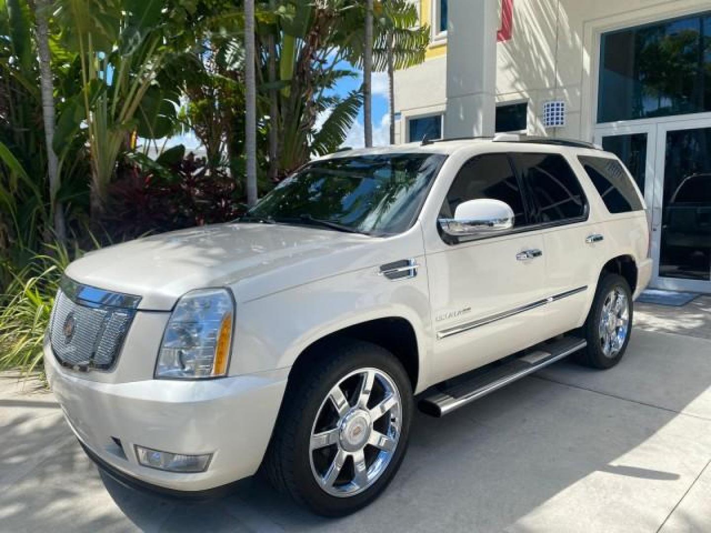 2013 White Diamond Tricoat /Cashmere w/Cocoa Accents Cadillac Escalade Luxury 1 OWNER LOW MILES 70,251 (1GYS3BEF3DR) with an 6.2L Vortec 1000 V8 SFI E85 Engine engine, Automatic transmission, located at 4701 North Dixie Hwy, Pompano Beach, FL, 33064, (954) 422-2889, 26.240938, -80.123474 - OUR WEBPAGE FLORIDACARS1.COM HAS OVER 100 PHOTOS AND FREE CARFAX LINK 2013 CADILLAC ESCALADE LUXURY $ 69,785 NEW 1 G Y S 3 B E F 3 D R 1 6 0 5 8 6 4 DOOR WAGON/SPORT UTILITY 6.2L V8 F OHV 16V FLEX FUEL REAR WHEEL DRIVE Top Features 20 Inch Plus Wheels Parking Sensors A/C Seat(s) Power Hatch/Deck Lid - Photo#30