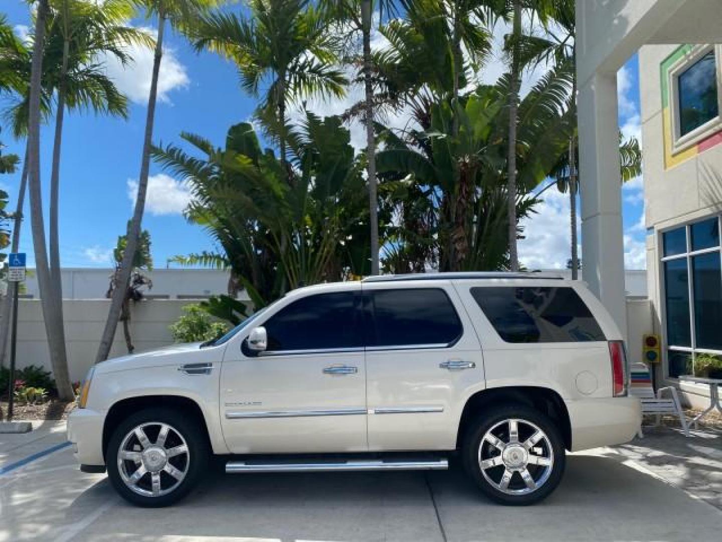 2013 White Diamond Tricoat /Cashmere w/Cocoa Accents Cadillac Escalade Luxury 1 OWNER LOW MILES 70,251 (1GYS3BEF3DR) with an 6.2L Vortec 1000 V8 SFI E85 Engine engine, Automatic transmission, located at 4701 North Dixie Hwy, Pompano Beach, FL, 33064, (954) 422-2889, 26.240938, -80.123474 - OUR WEBPAGE FLORIDACARS1.COM HAS OVER 100 PHOTOS AND FREE CARFAX LINK 2013 CADILLAC ESCALADE LUXURY $ 69,785 NEW 1 G Y S 3 B E F 3 D R 1 6 0 5 8 6 4 DOOR WAGON/SPORT UTILITY 6.2L V8 F OHV 16V FLEX FUEL REAR WHEEL DRIVE Top Features 20 Inch Plus Wheels Parking Sensors A/C Seat(s) Power Hatch/Deck Lid - Photo#31