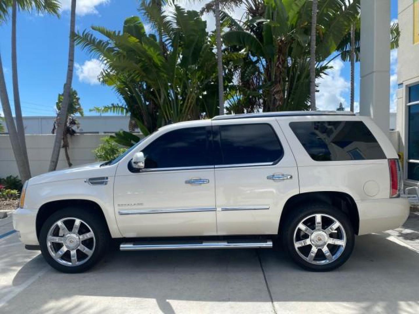 2013 White Diamond Tricoat /Cashmere w/Cocoa Accents Cadillac Escalade Luxury 1 OWNER LOW MILES 70,251 (1GYS3BEF3DR) with an 6.2L Vortec 1000 V8 SFI E85 Engine engine, Automatic transmission, located at 4701 North Dixie Hwy, Pompano Beach, FL, 33064, (954) 422-2889, 26.240938, -80.123474 - OUR WEBPAGE FLORIDACARS1.COM HAS OVER 100 PHOTOS AND FREE CARFAX LINK 2013 CADILLAC ESCALADE LUXURY $ 69,785 NEW 1 G Y S 3 B E F 3 D R 1 6 0 5 8 6 4 DOOR WAGON/SPORT UTILITY 6.2L V8 F OHV 16V FLEX FUEL REAR WHEEL DRIVE Top Features 20 Inch Plus Wheels Parking Sensors A/C Seat(s) Power Hatch/Deck Lid - Photo#32